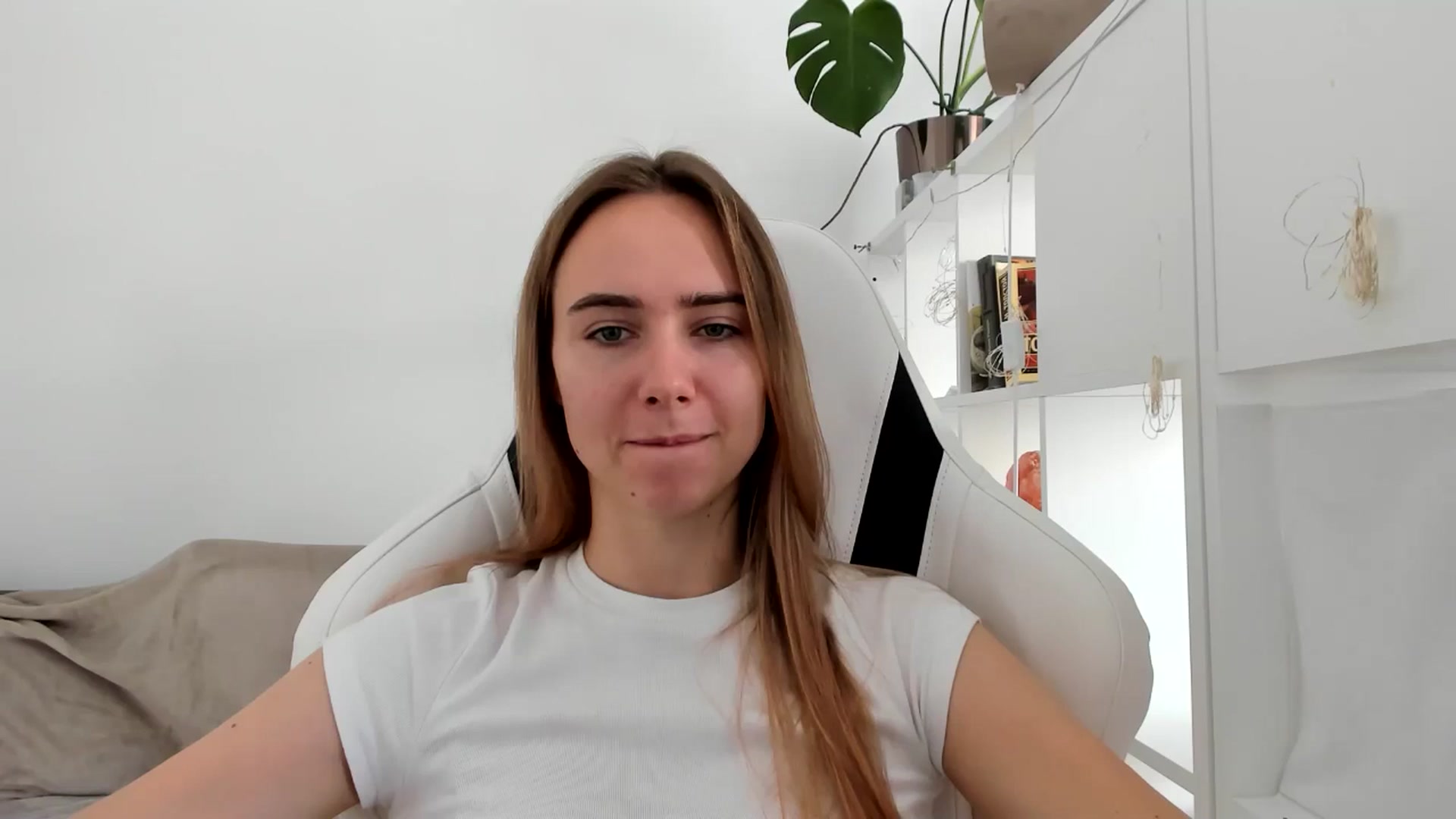 Gallery image thumbnail from OhAlisa's myfreecams stream on, 08/02/2025, 13:35 image 14 of 20