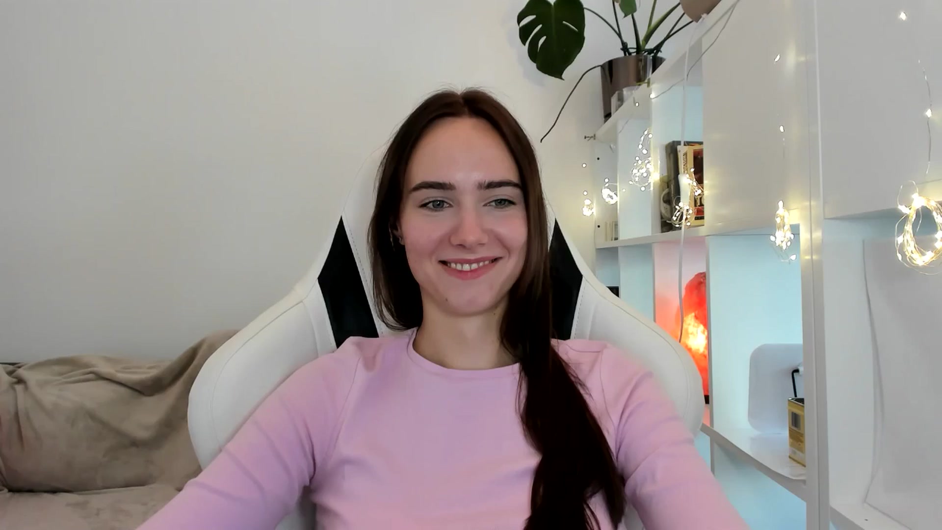 Gallery image thumbnail from OhAlisa's myfreecams stream on, 08/07/2025, 15:00 image 10 of 20
