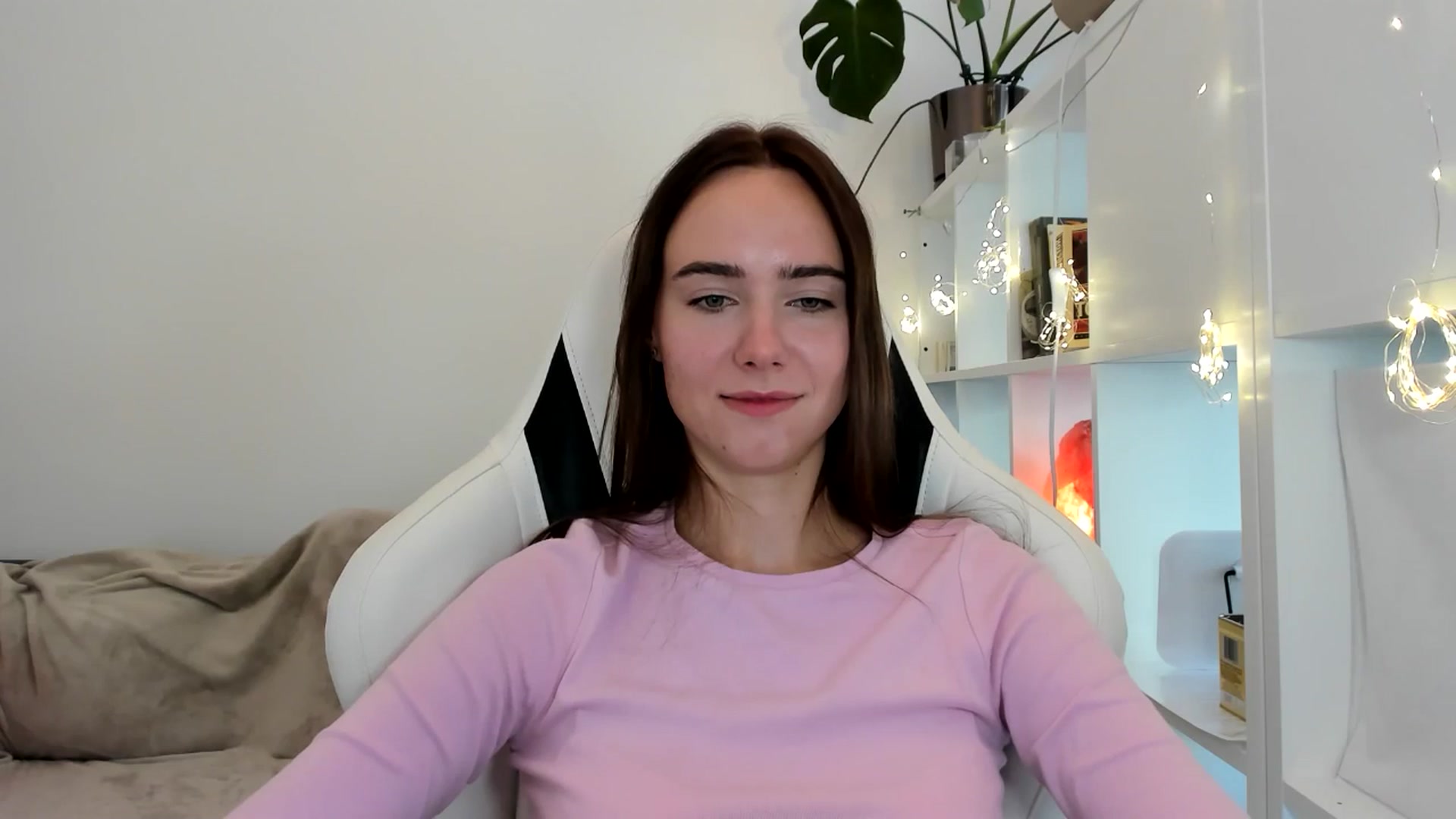 Gallery image thumbnail from OhAlisa's myfreecams stream on, 08/07/2025, 15:00 image 4 of 20
