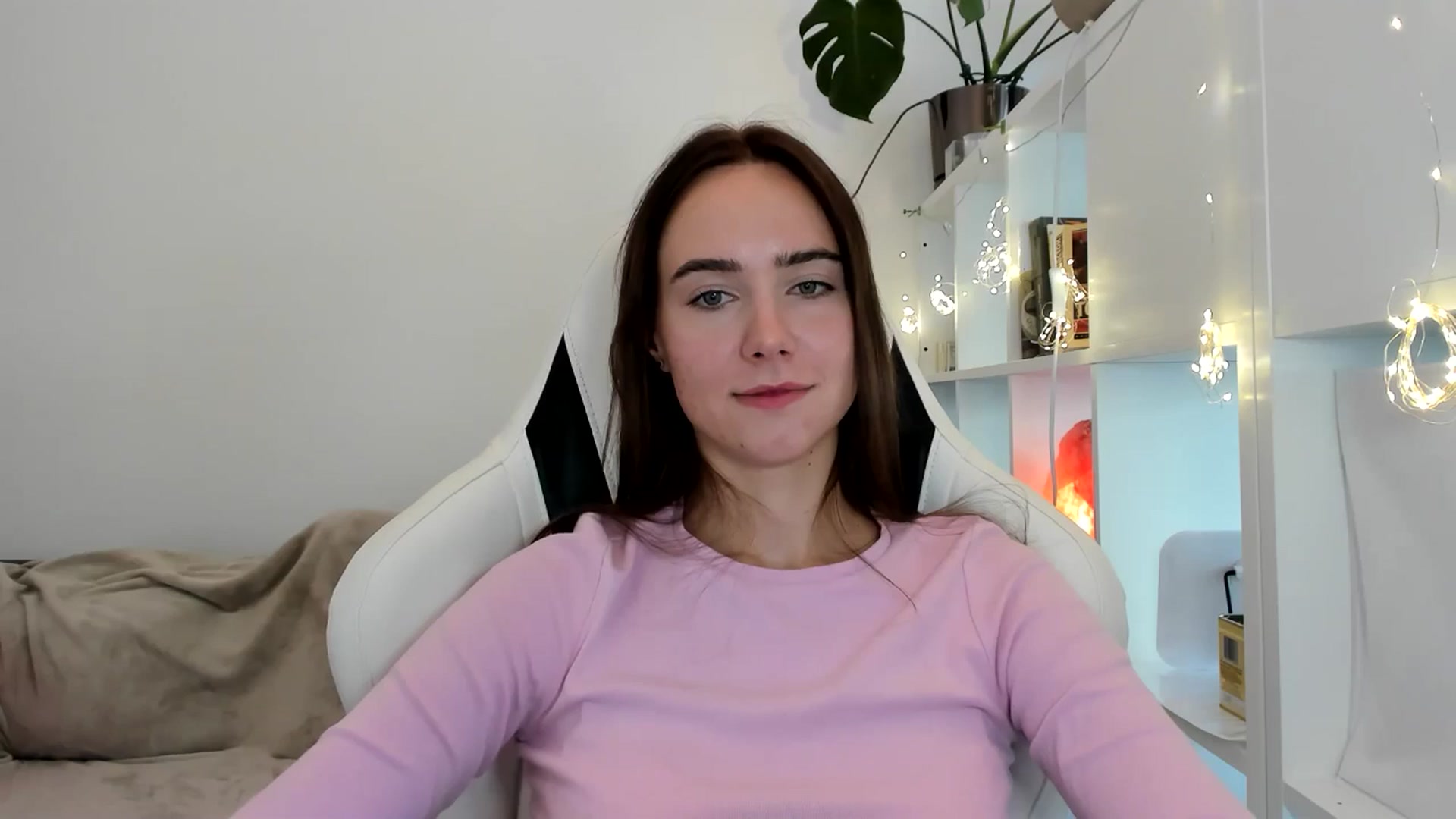 Gallery image thumbnail from OhAlisa's myfreecams stream on, 08/07/2025, 15:00 image 3 of 20