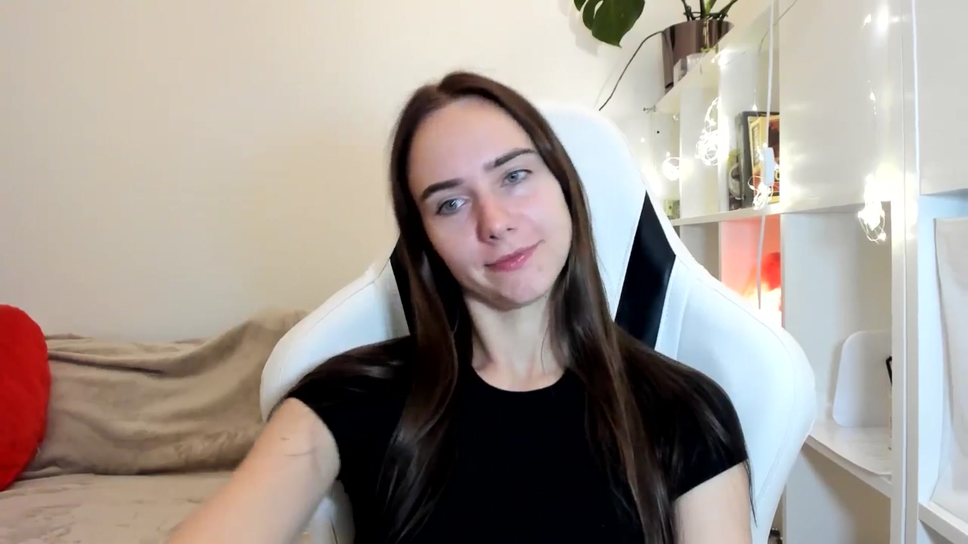 Gallery image thumbnail from OhAlisa's myfreecams stream on, 08/08/2025, 21:08 image 4 of 20