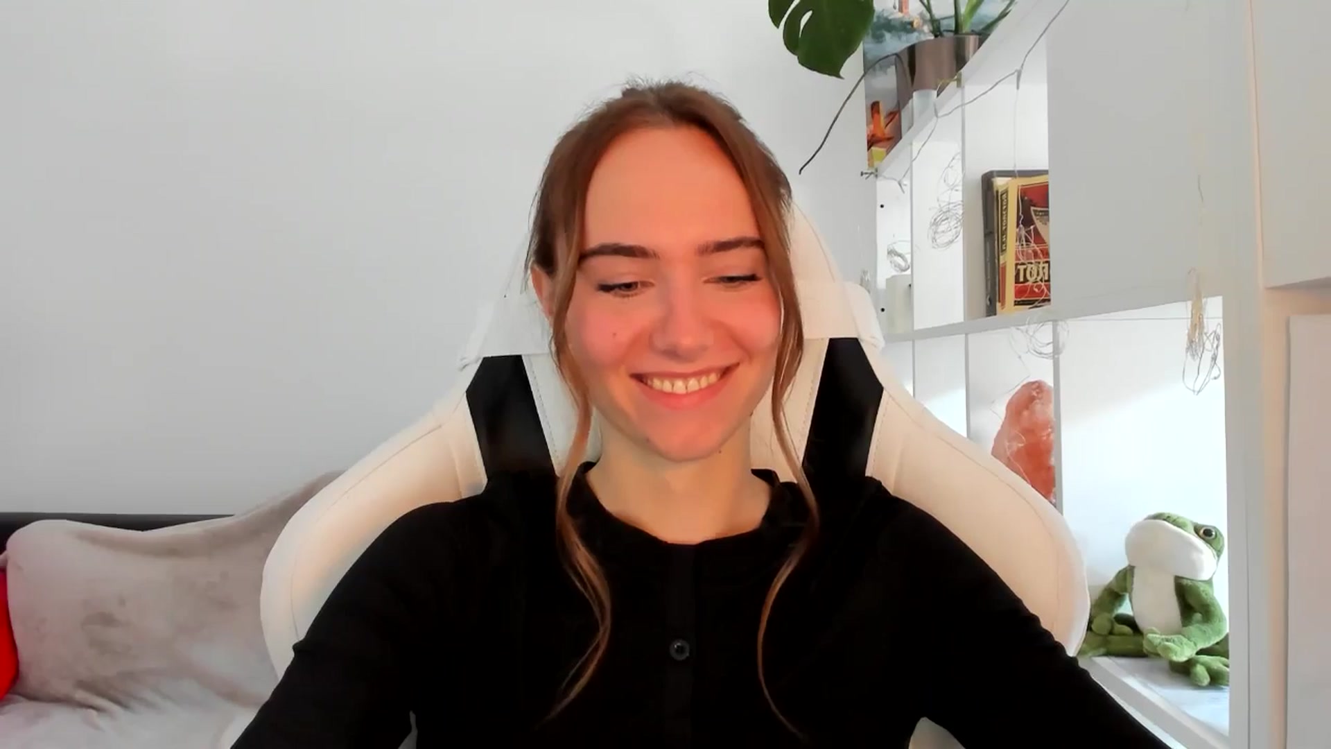Gallery image thumbnail from OhAlisa's myfreecams stream on, 09/01/2025, 10:06 image 13 of 20