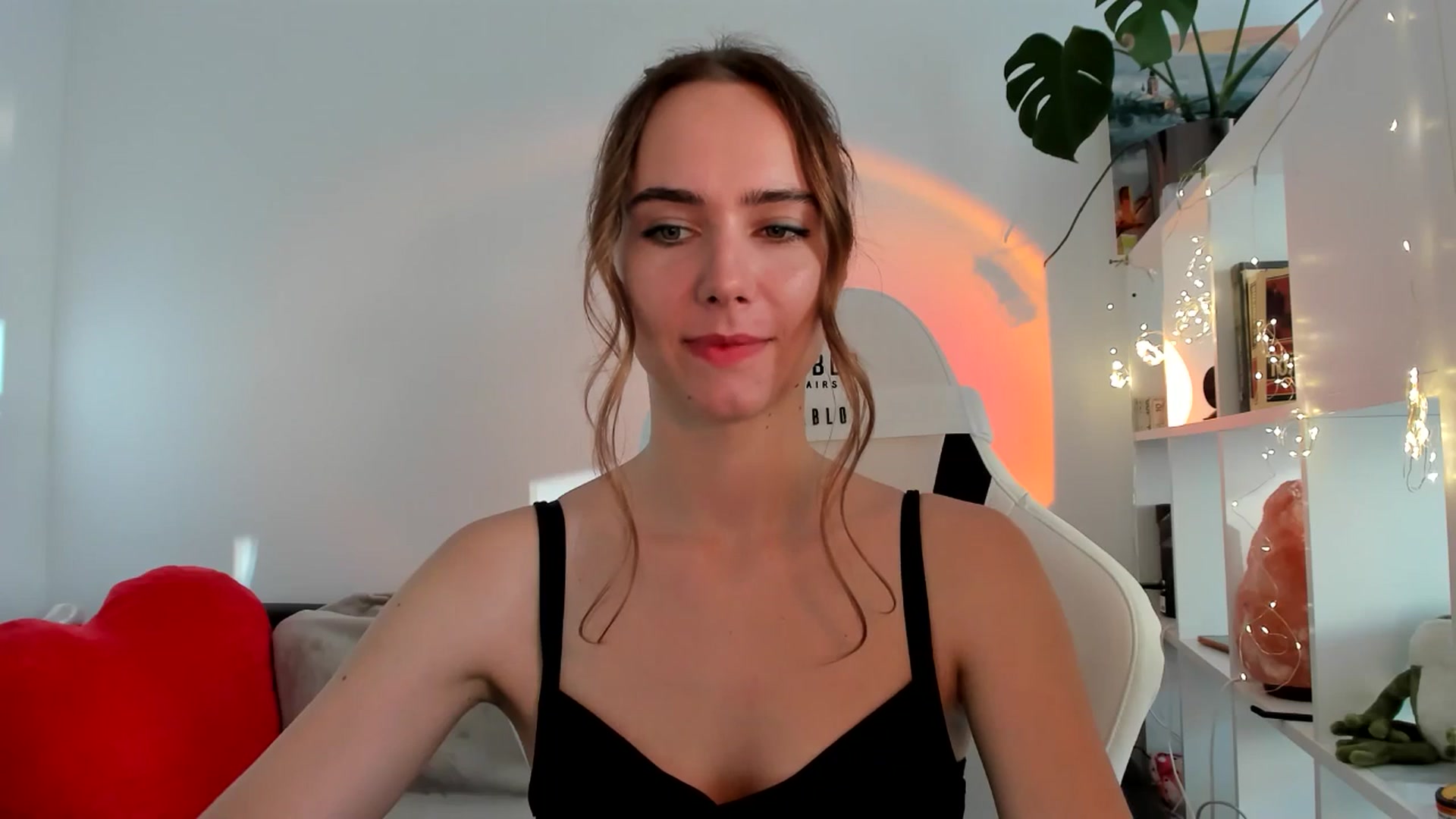 Gallery image thumbnail from OhAlisa's myfreecams stream on, 09/05/2025, 15:18 image 13 of 20