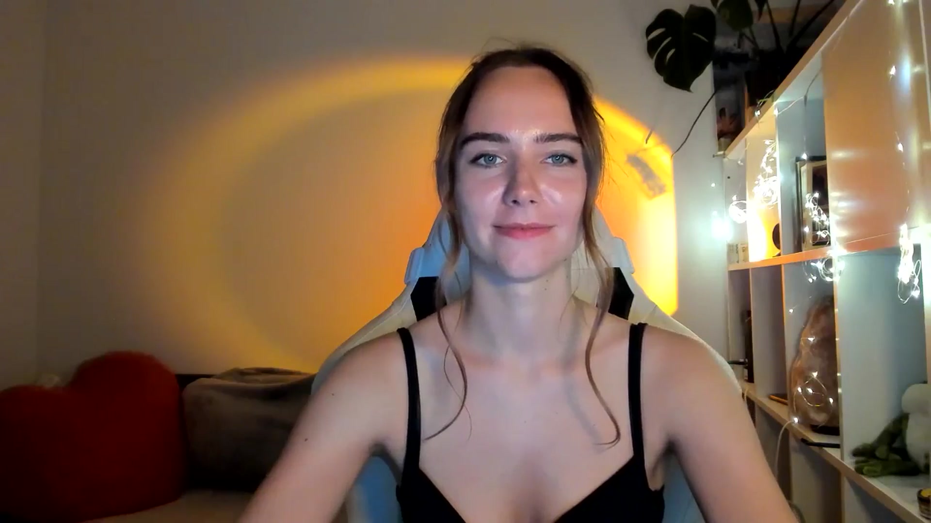 Gallery image thumbnail from OhAlisa's myfreecams stream on, 09/05/2025, 19:08 image 15 of 20