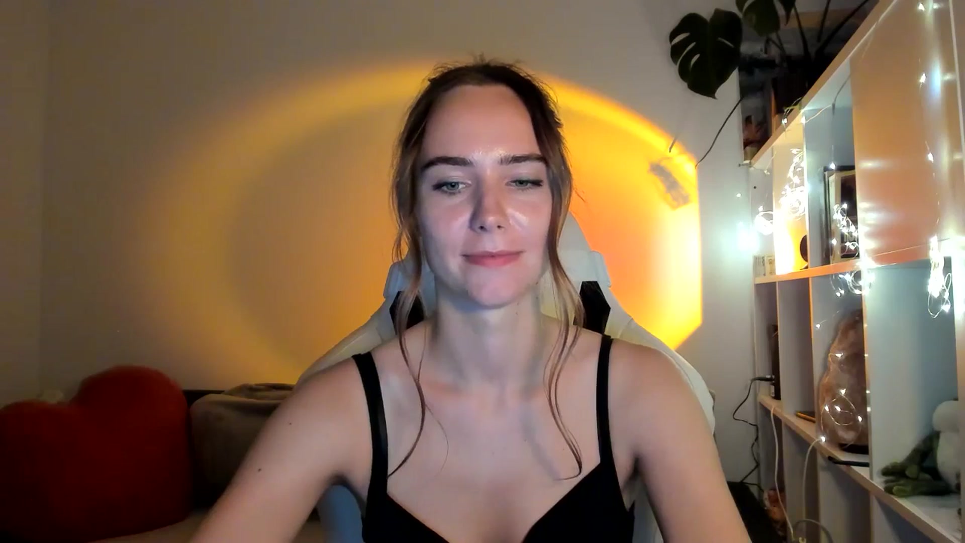 Gallery image thumbnail from OhAlisa's myfreecams stream on, 09/05/2025, 20:00 image 19 of 20