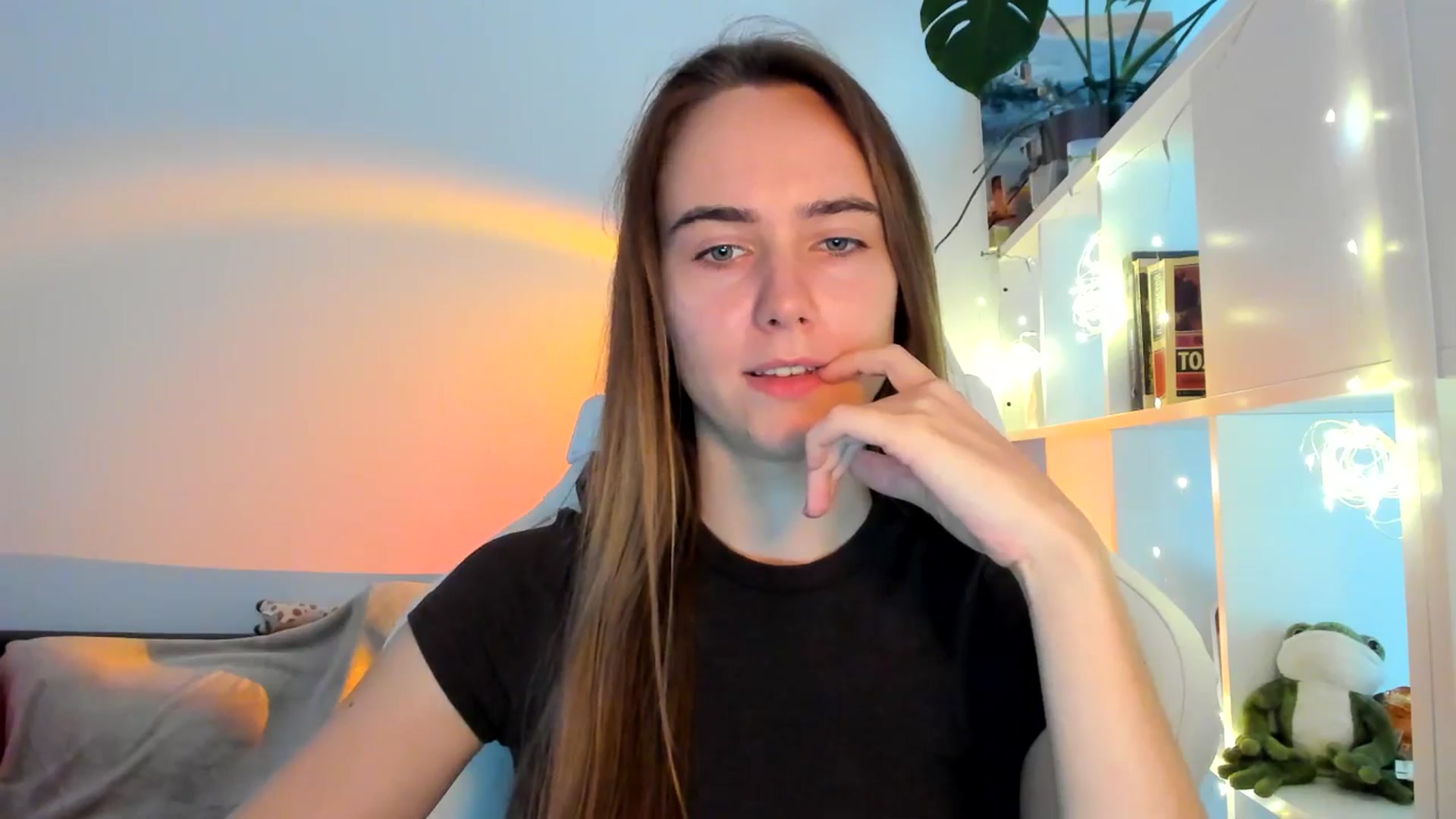 Gallery image thumbnail from OhAlisa's myfreecams stream on, 10/03/2025, 15:54 image 4 of 20