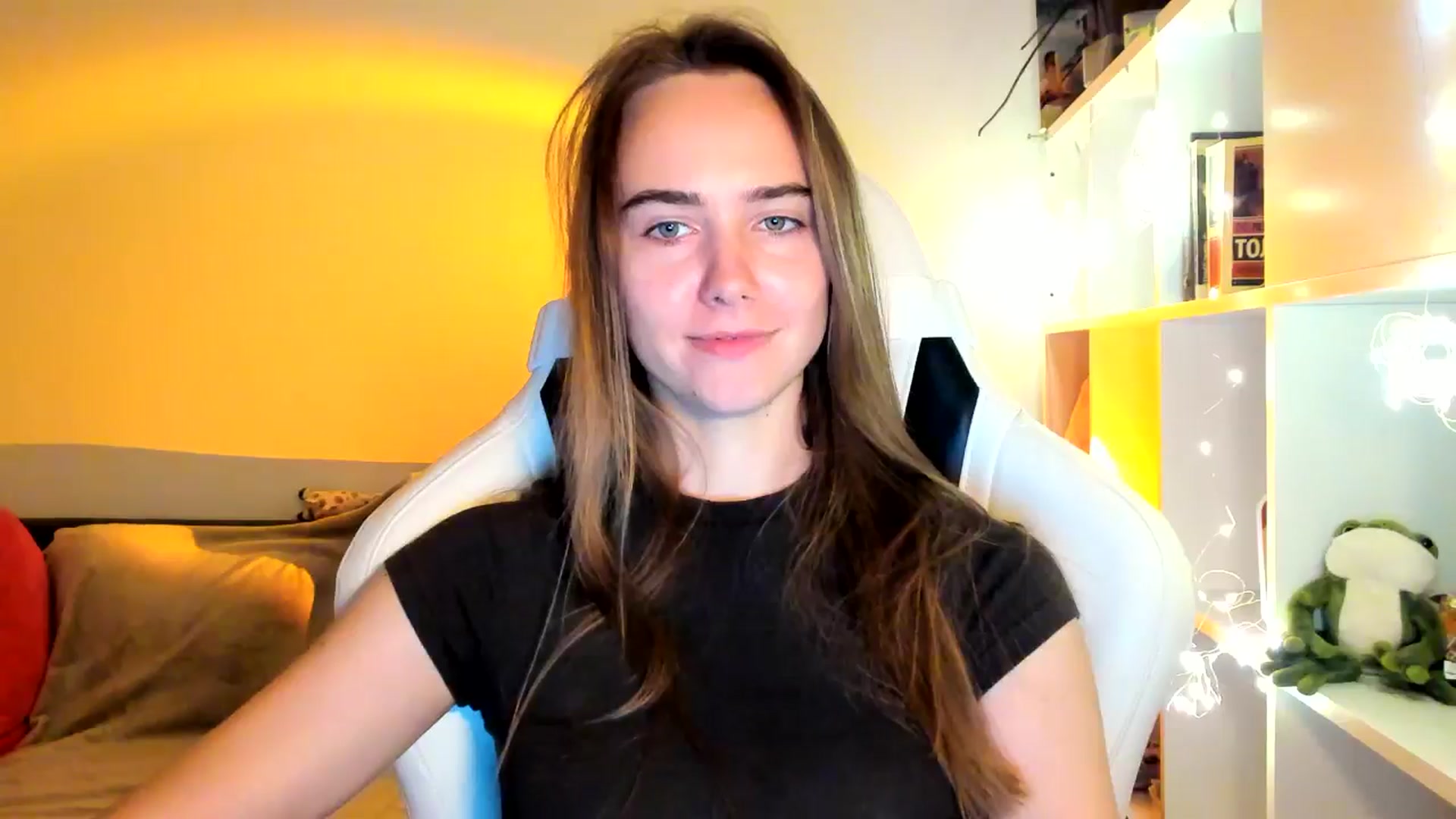 Gallery image thumbnail from OhAlisa's myfreecams stream on, 10/03/2025, 18:39 image 15 of 20