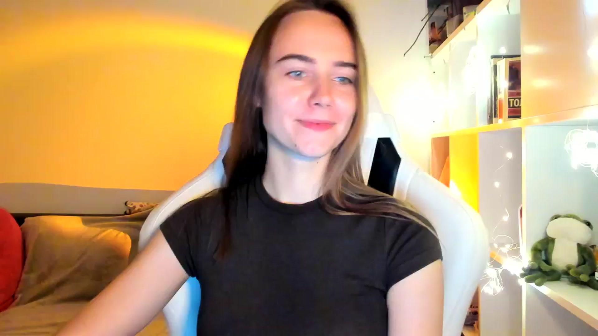 Gallery image thumbnail from OhAlisa's myfreecams stream on, 10/03/2025, 18:39 image 7 of 20