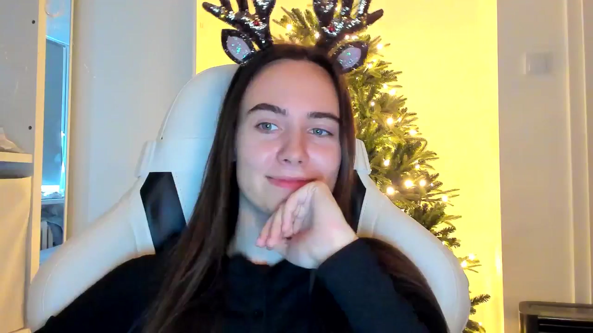 Gallery image thumbnail from OhAlisa's myfreecams stream on, 12/19/2025, 11:36 image 2 of 20