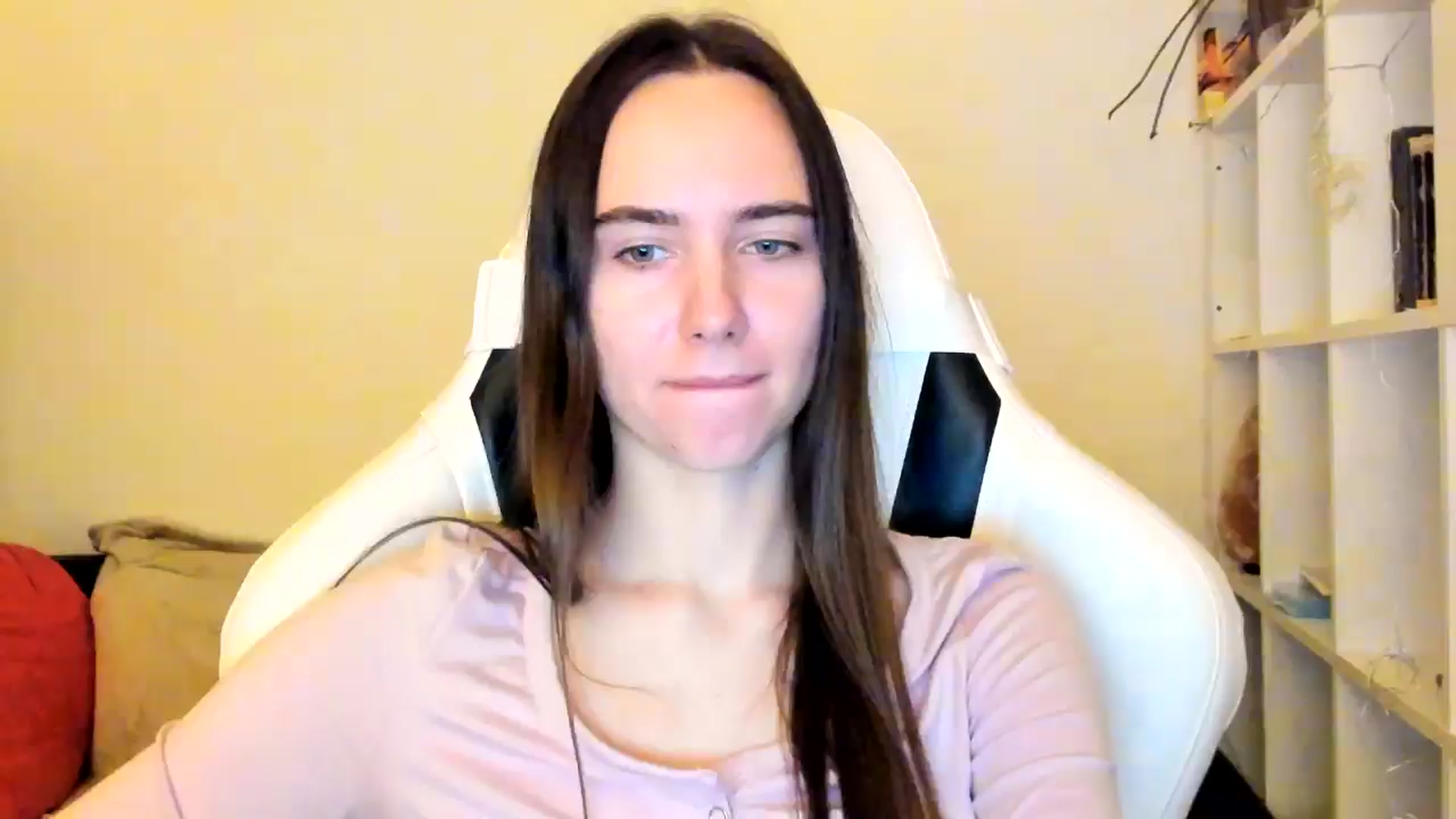 Gallery image thumbnail from OhAlisa's myfreecams stream on, 12/22/2025, 16:33 image 14 of 20