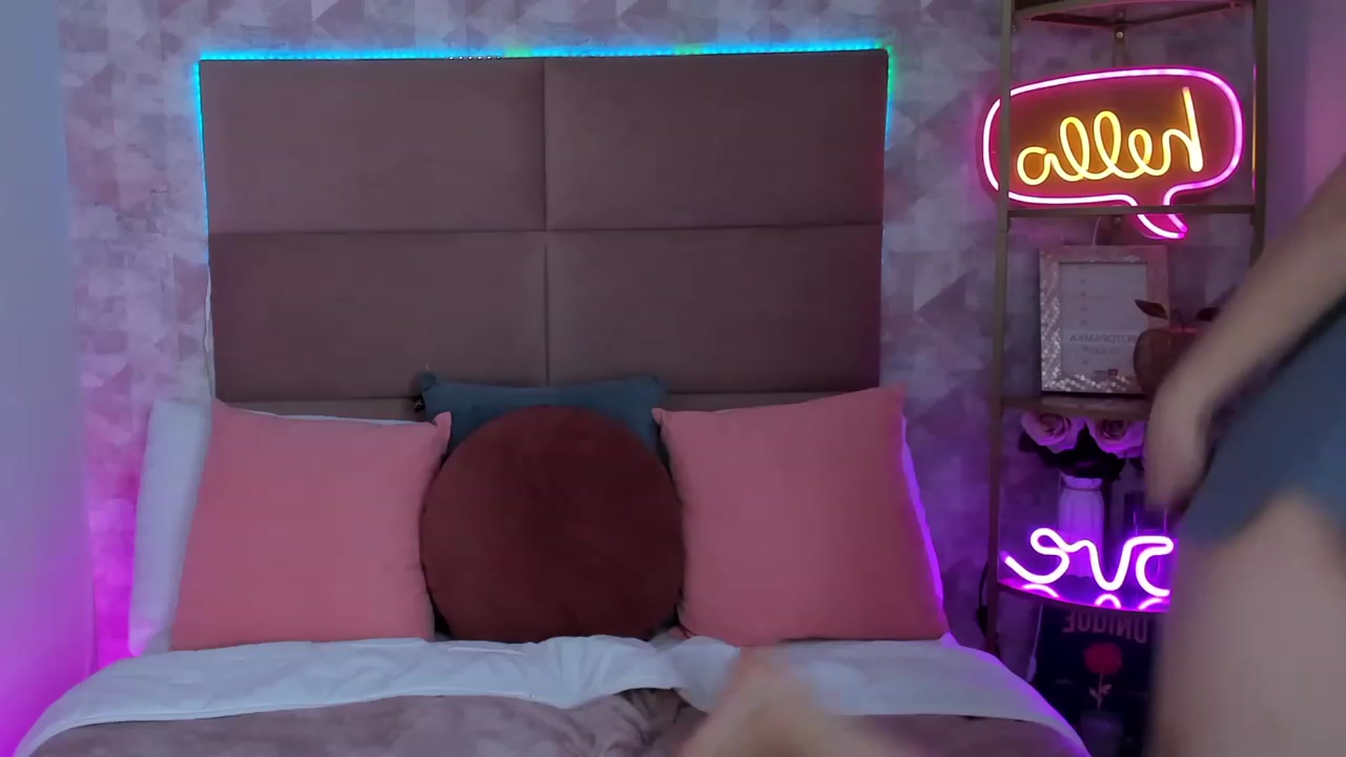 Gallery image thumbnail from OhCarrie's myfreecams stream on, 12/03/2023, 14:27 image 20 of 20