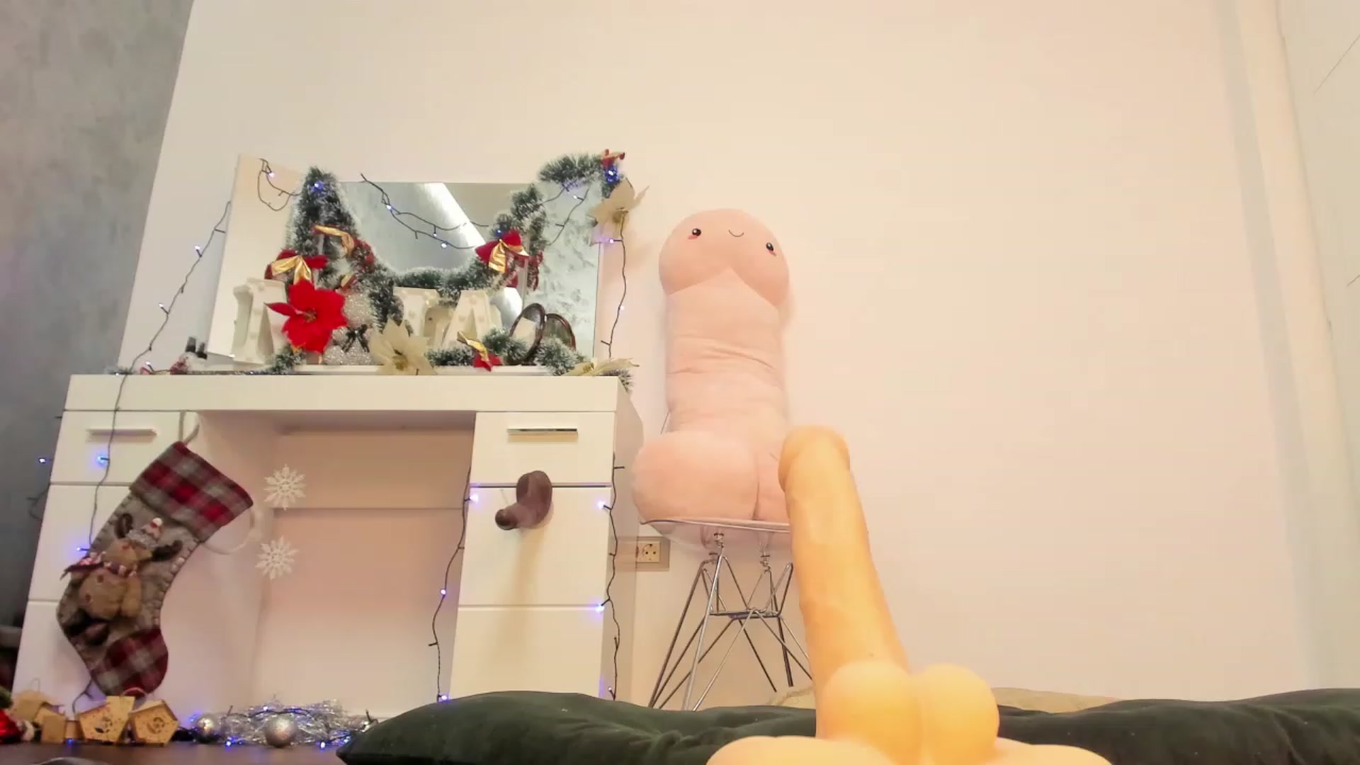 Gallery image thumbnail from OhMyMia__'s myfreecams stream on, 12/19/2023, 10:31 image 7 of 20