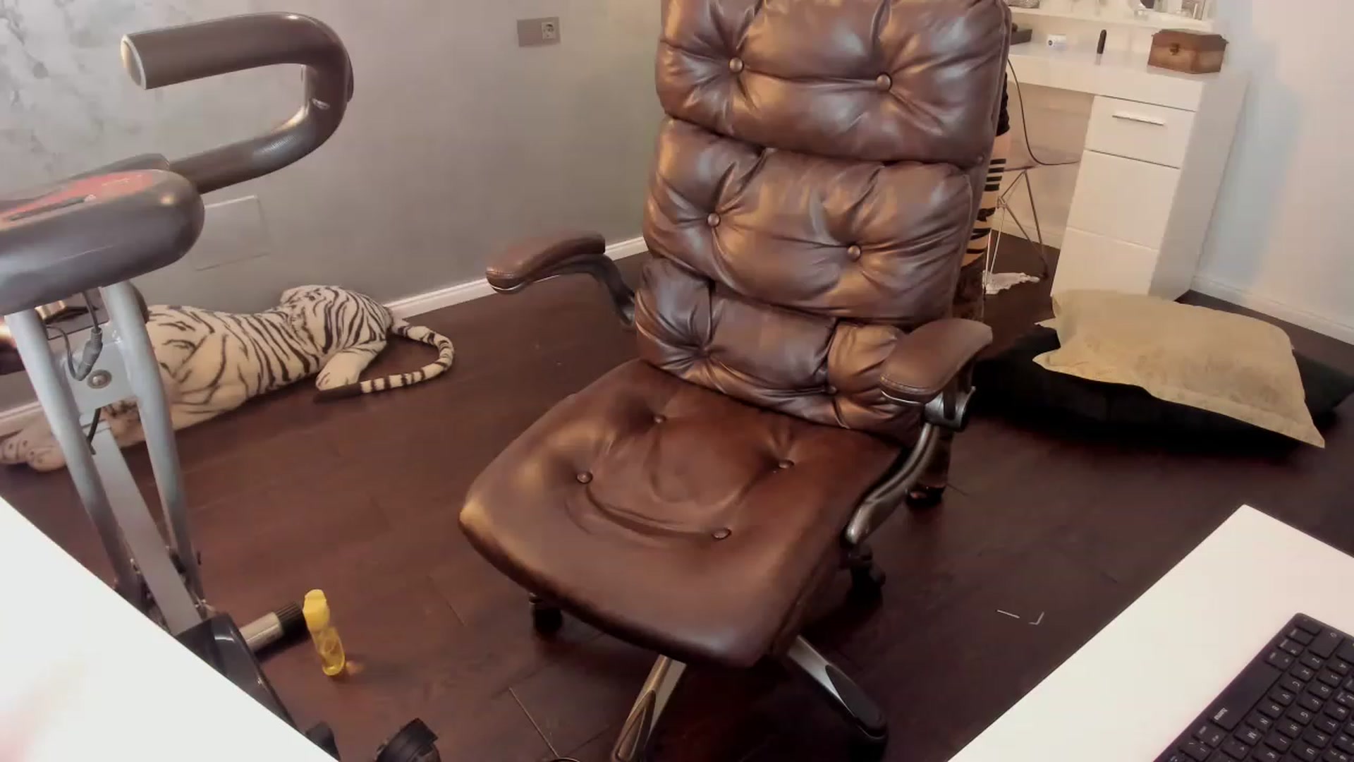 Gallery image thumbnail from OhMyMiaa's myfreecams stream on, 05/13/2023, 06:53 image 5 of 20