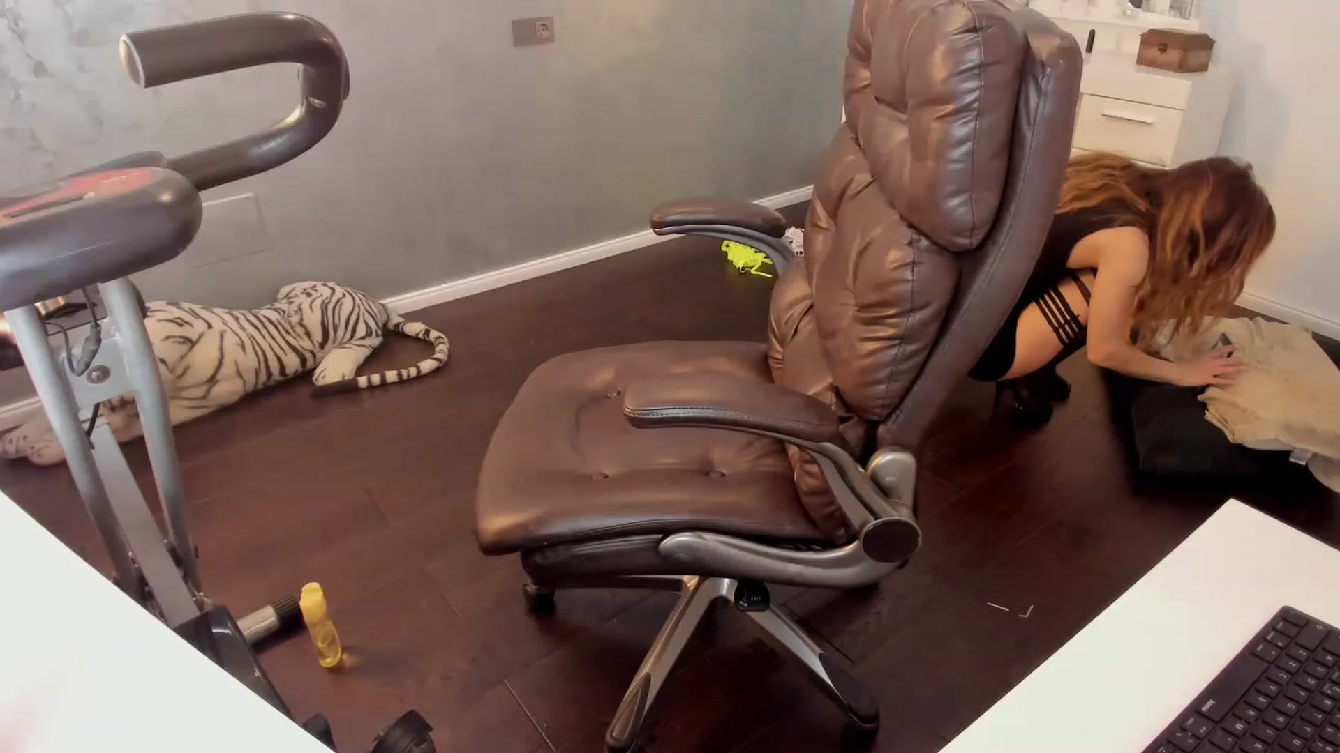 Gallery image thumbnail from OhMyMiaa's myfreecams stream on, 05/13/2023, 06:53 image 10 of 20