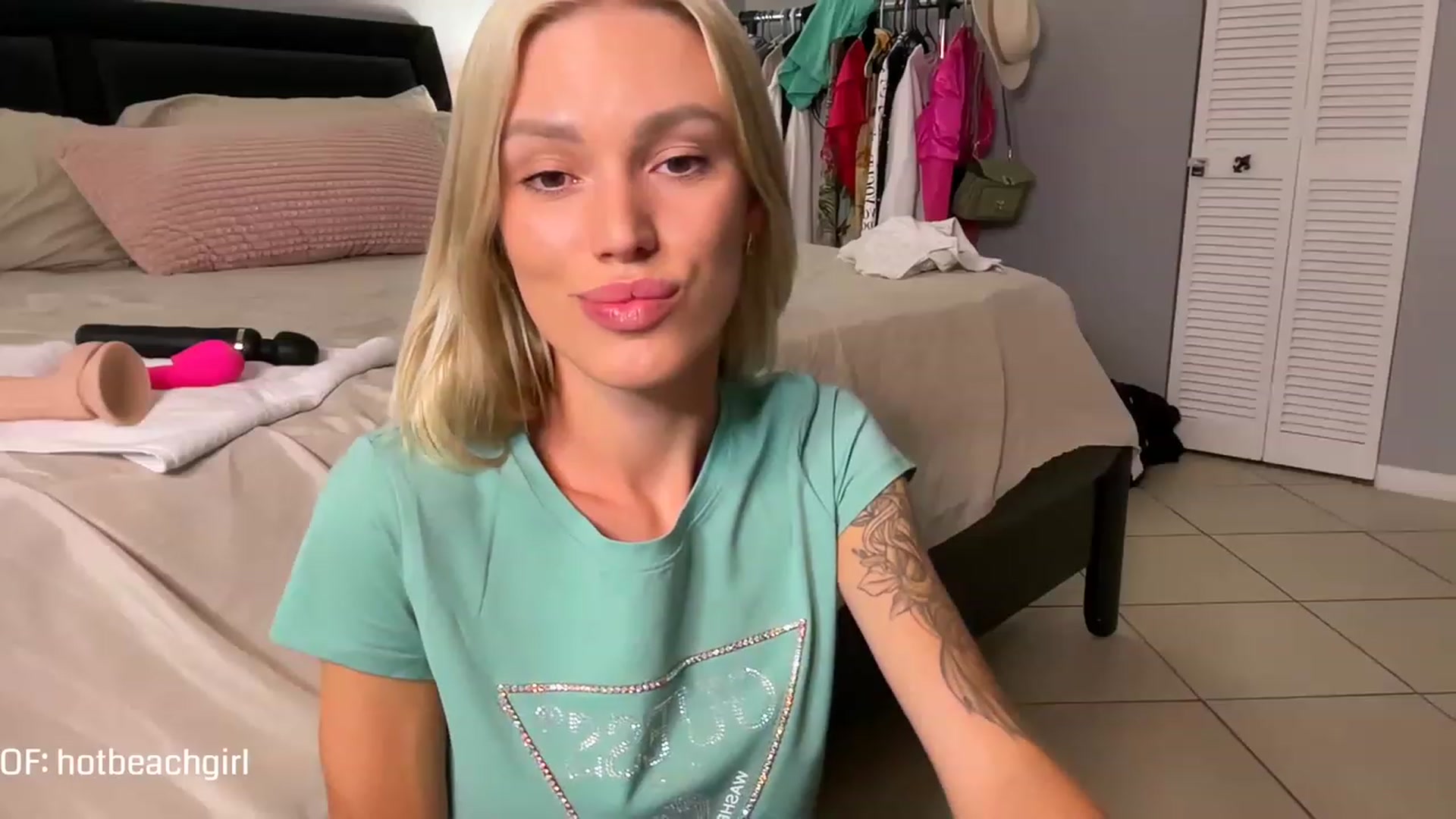 Gallery image thumbnail from Ohbabykelly's myfreecams stream on, 03/19/2023, 01:03 image 8 of 20