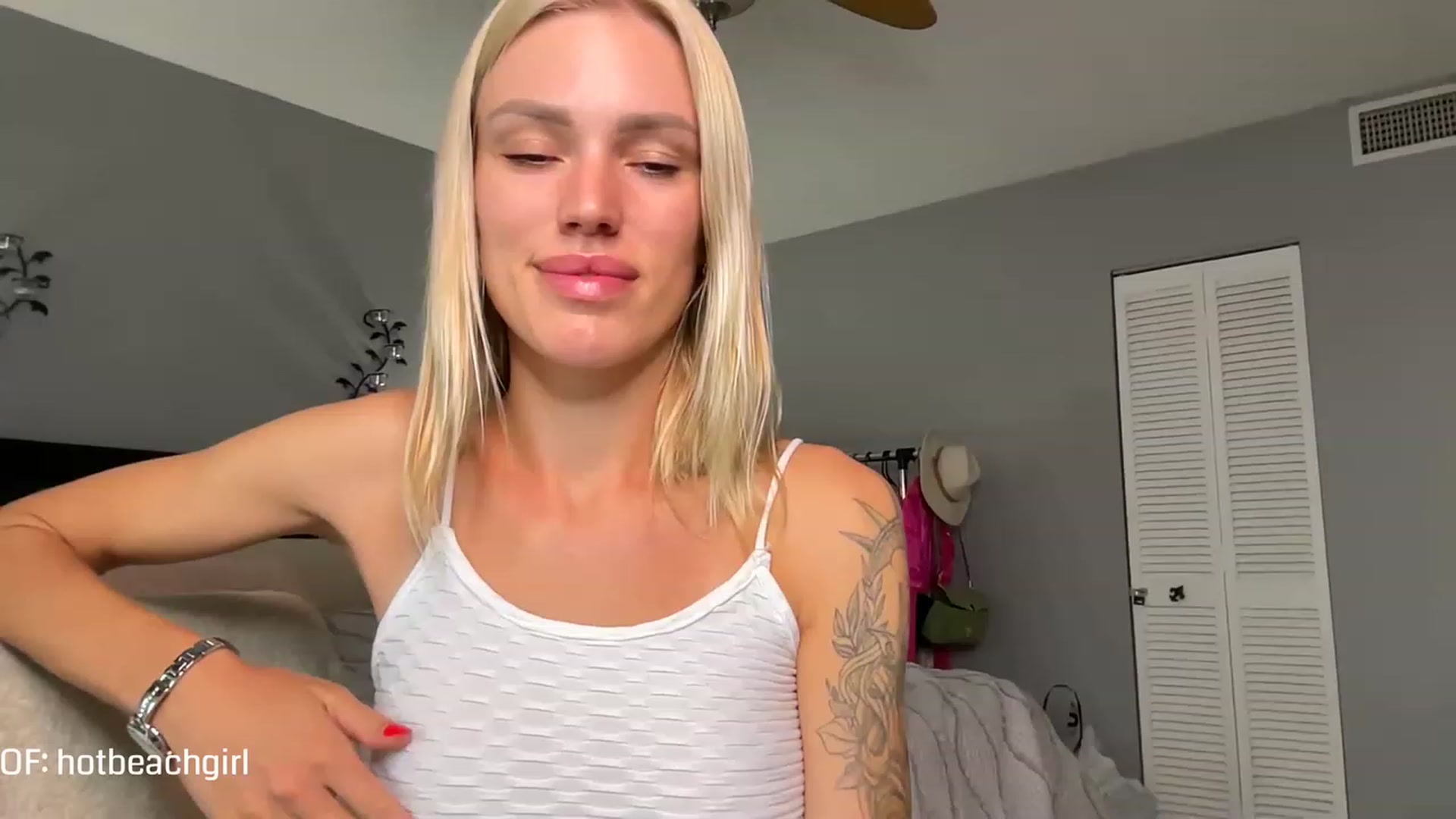 Gallery image thumbnail from Ohbabykelly's myfreecams stream on, 03/20/2023, 23:15 image 1 of 20