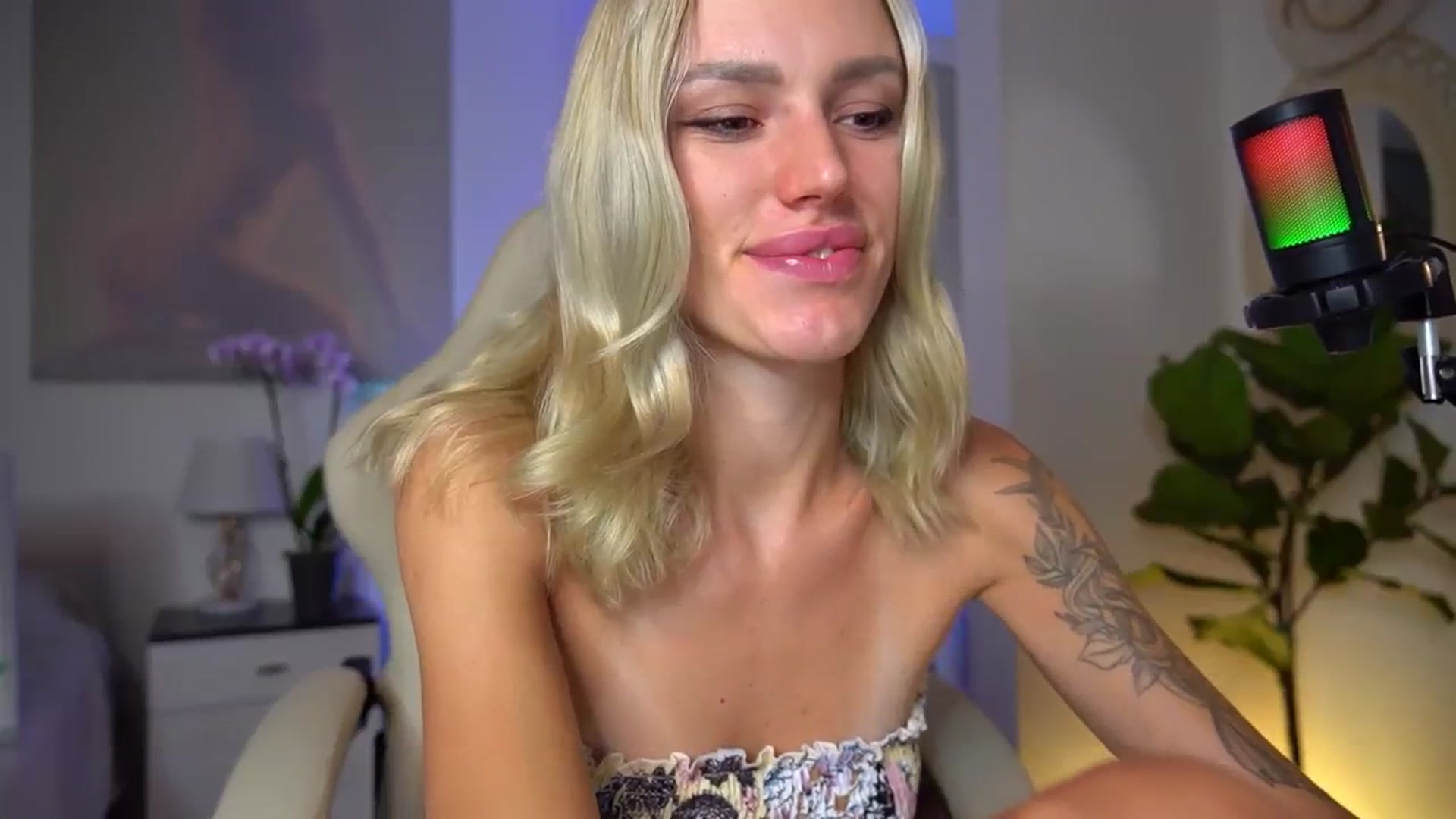 Gallery image thumbnail from Ohbabykelly's myfreecams stream on, 08/18/2023, 24:39 image 5 of 20