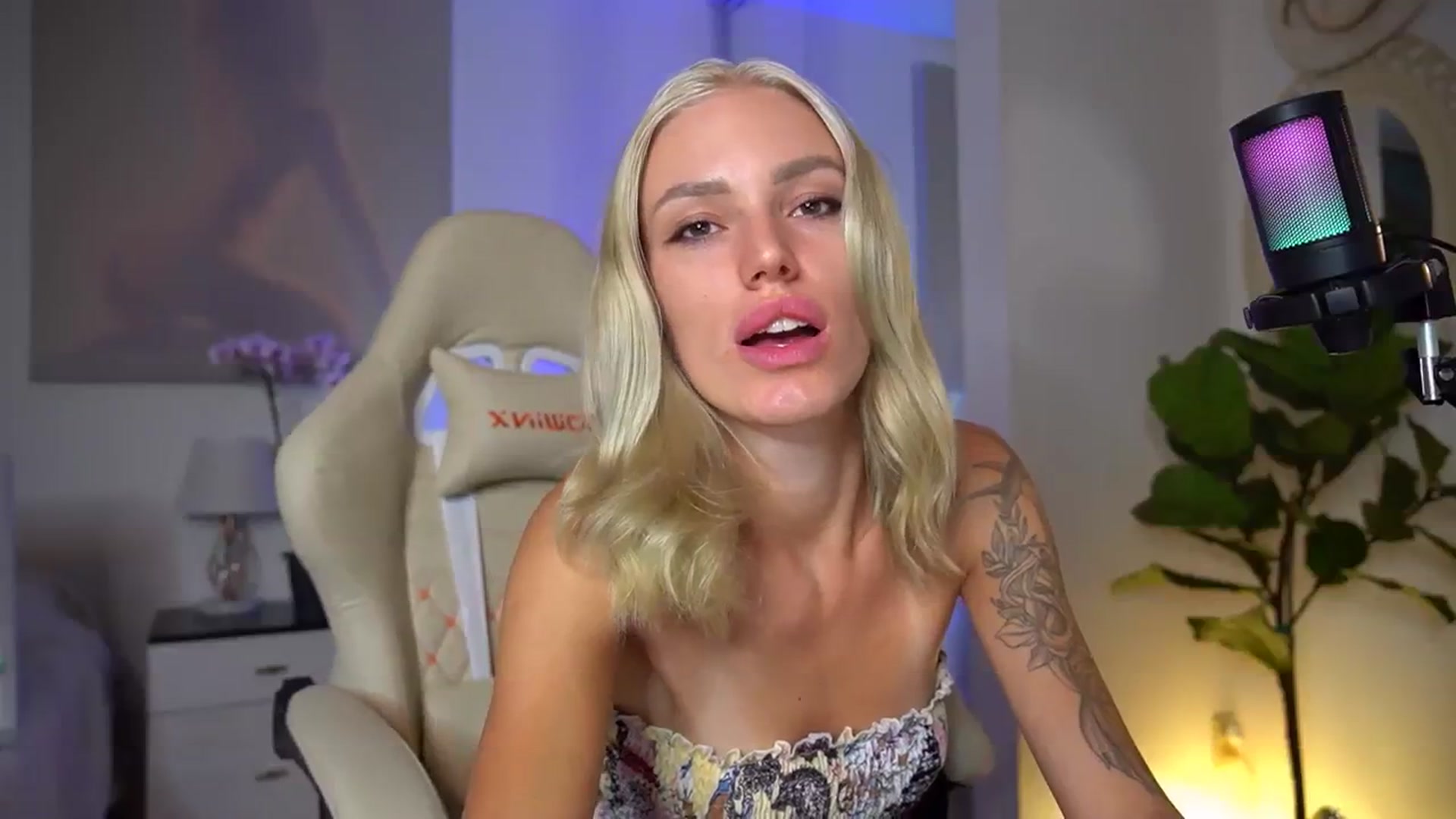 Gallery image thumbnail from Ohbabykelly's myfreecams stream on, 08/18/2023, 24:39 image 4 of 20