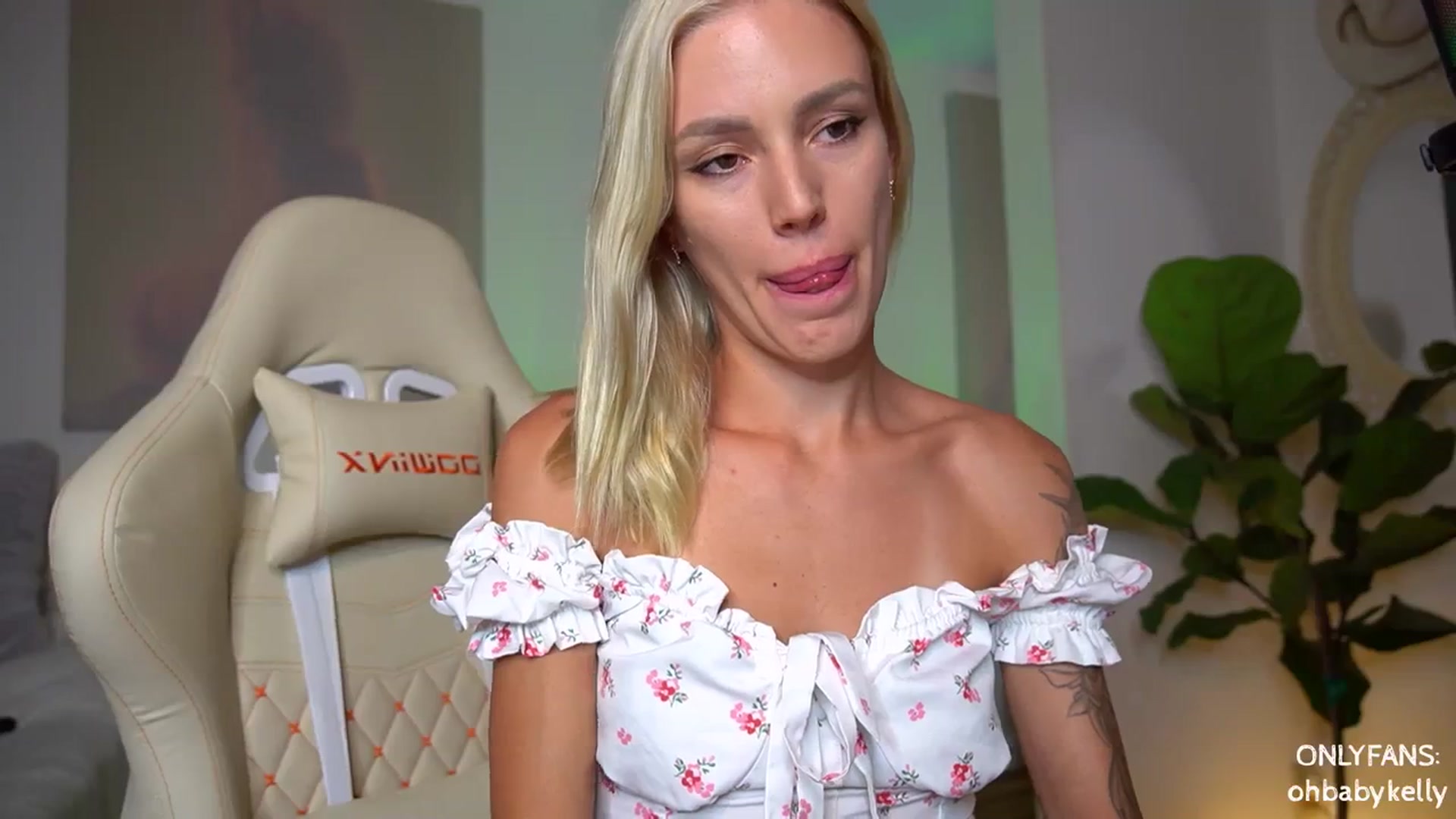 Gallery image thumbnail from Ohbabykelly's myfreecams stream on, 08/23/2023, 03:18 image 5 of 20