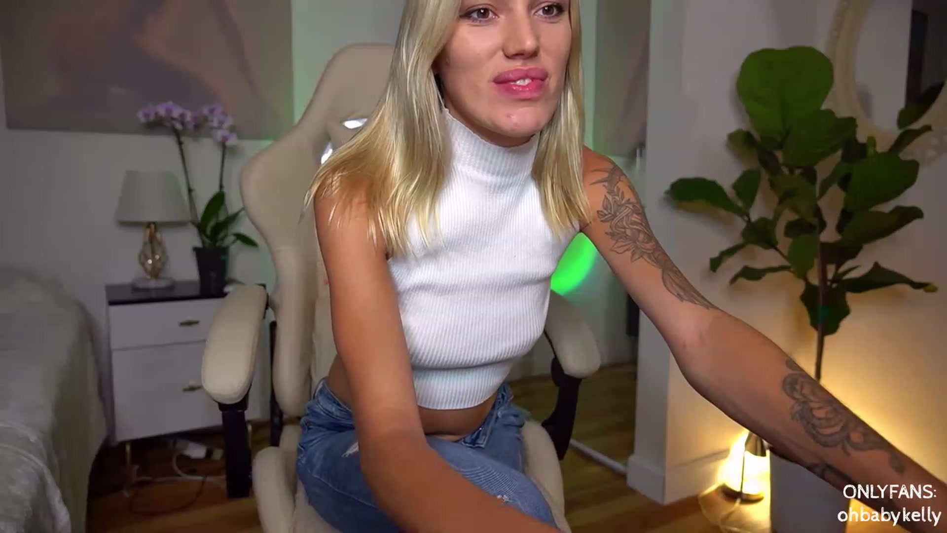 Gallery image thumbnail from Ohbabykelly's myfreecams stream on, 08/25/2023, 01:50 image 12 of 20
