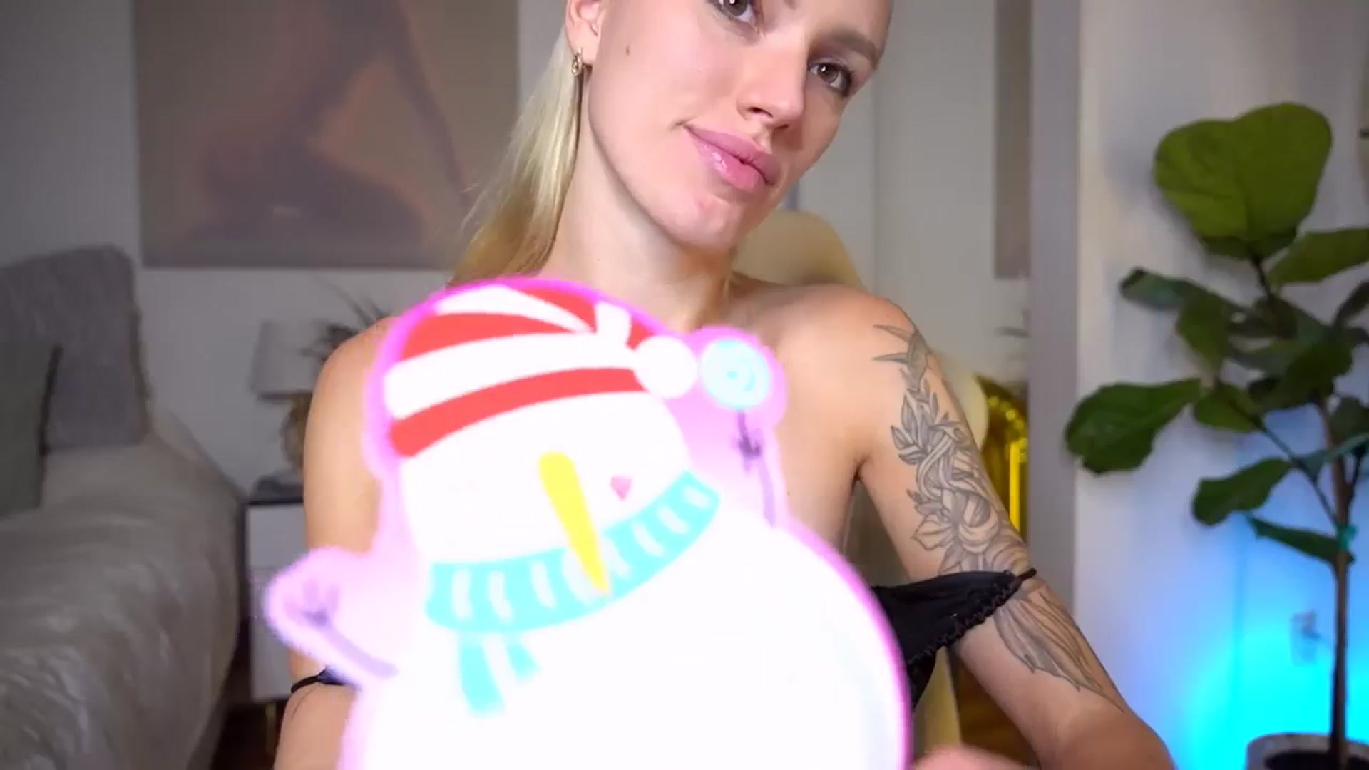 Gallery image thumbnail from Ohbabykelly's myfreecams stream on, 12/05/2023, 03:19 image 5 of 20