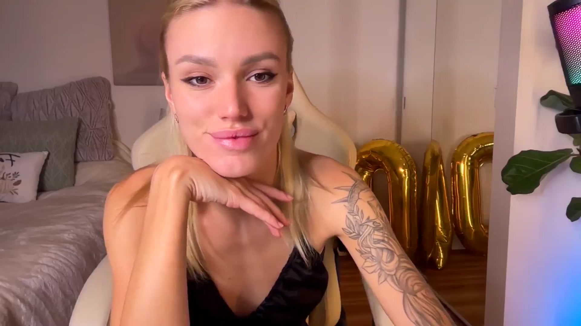 Gallery image thumbnail from Ohbabykelly's myfreecams stream on, 12/05/2023, 03:19 image 3 of 20