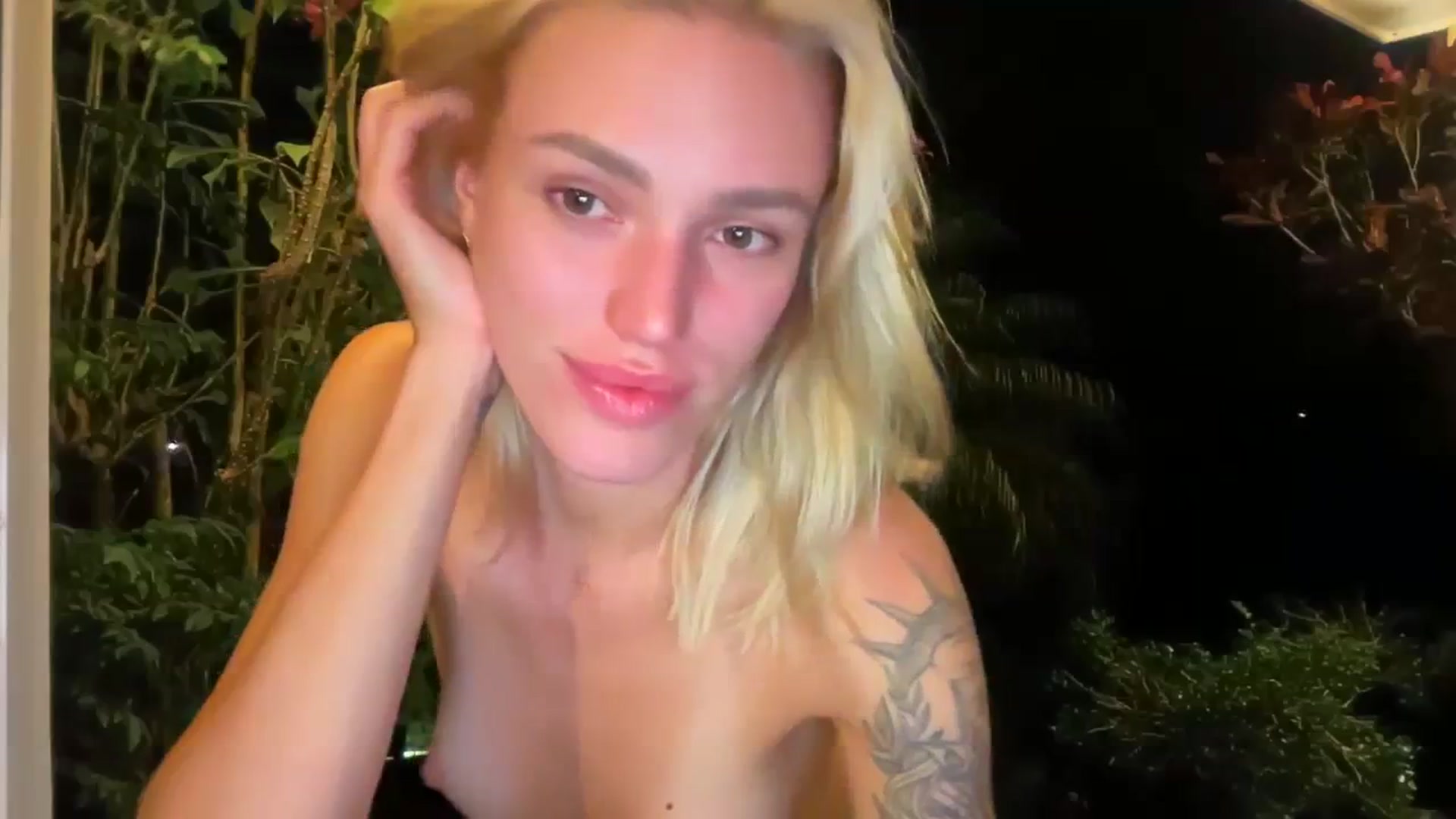 Gallery image thumbnail from Ohbabykelly's myfreecams stream on, 12/19/2023, 24:04 image 7 of 20