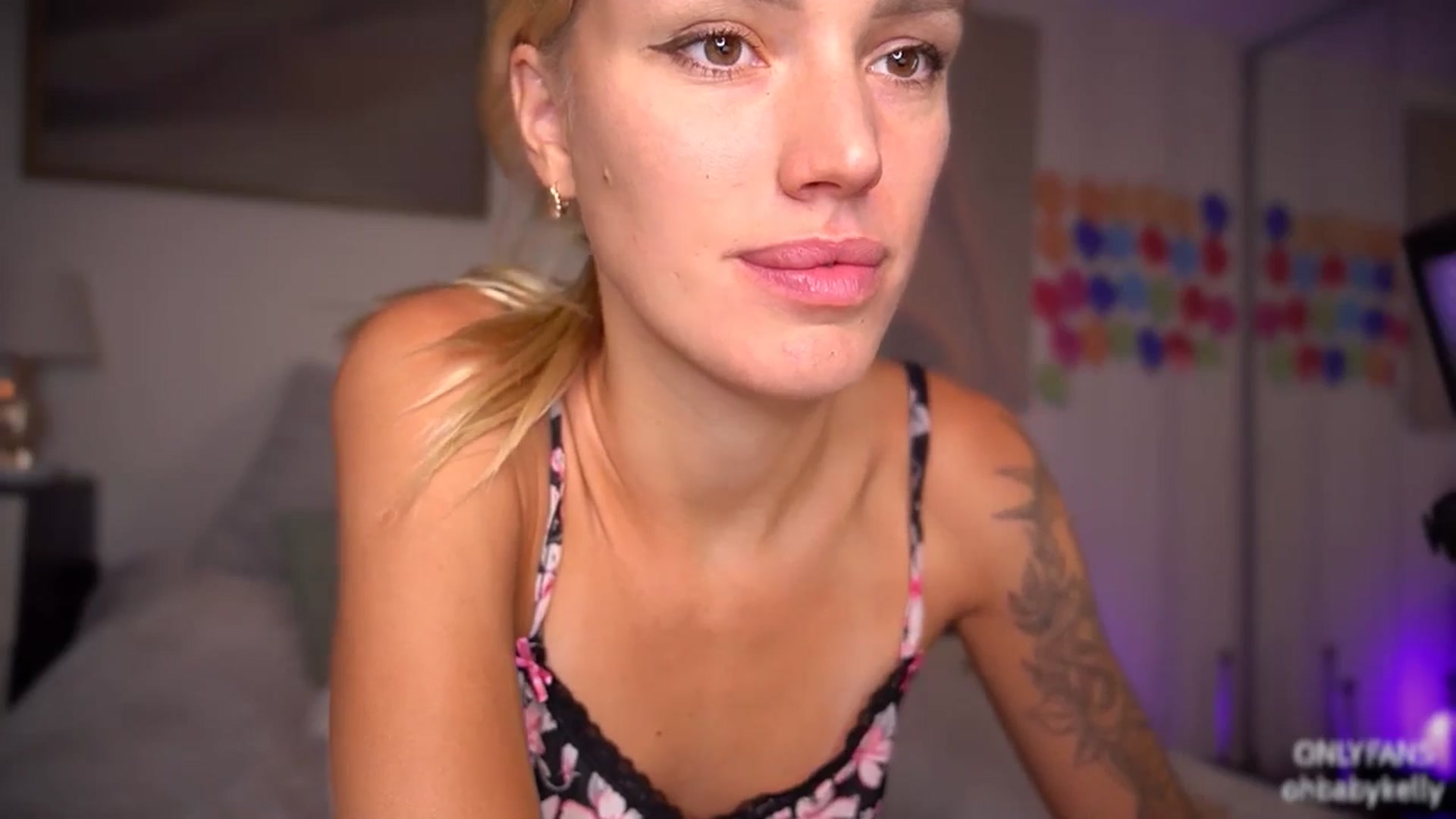 Gallery image thumbnail from Ohbabykelly's myfreecams stream on, 04/26/2024, 22:41 image 8 of 20