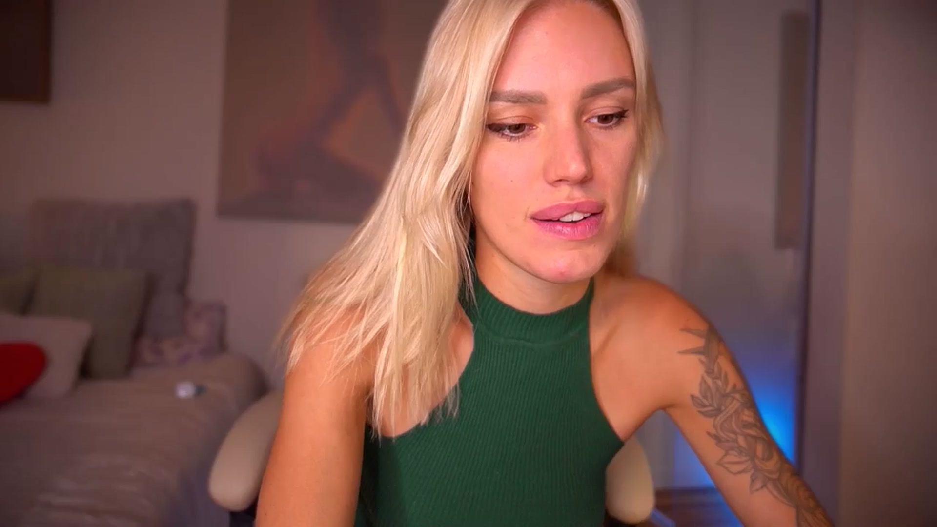 Gallery image thumbnail from Ohbabykelly's myfreecams stream on, 05/21/2024, 24:05 image 16 of 20