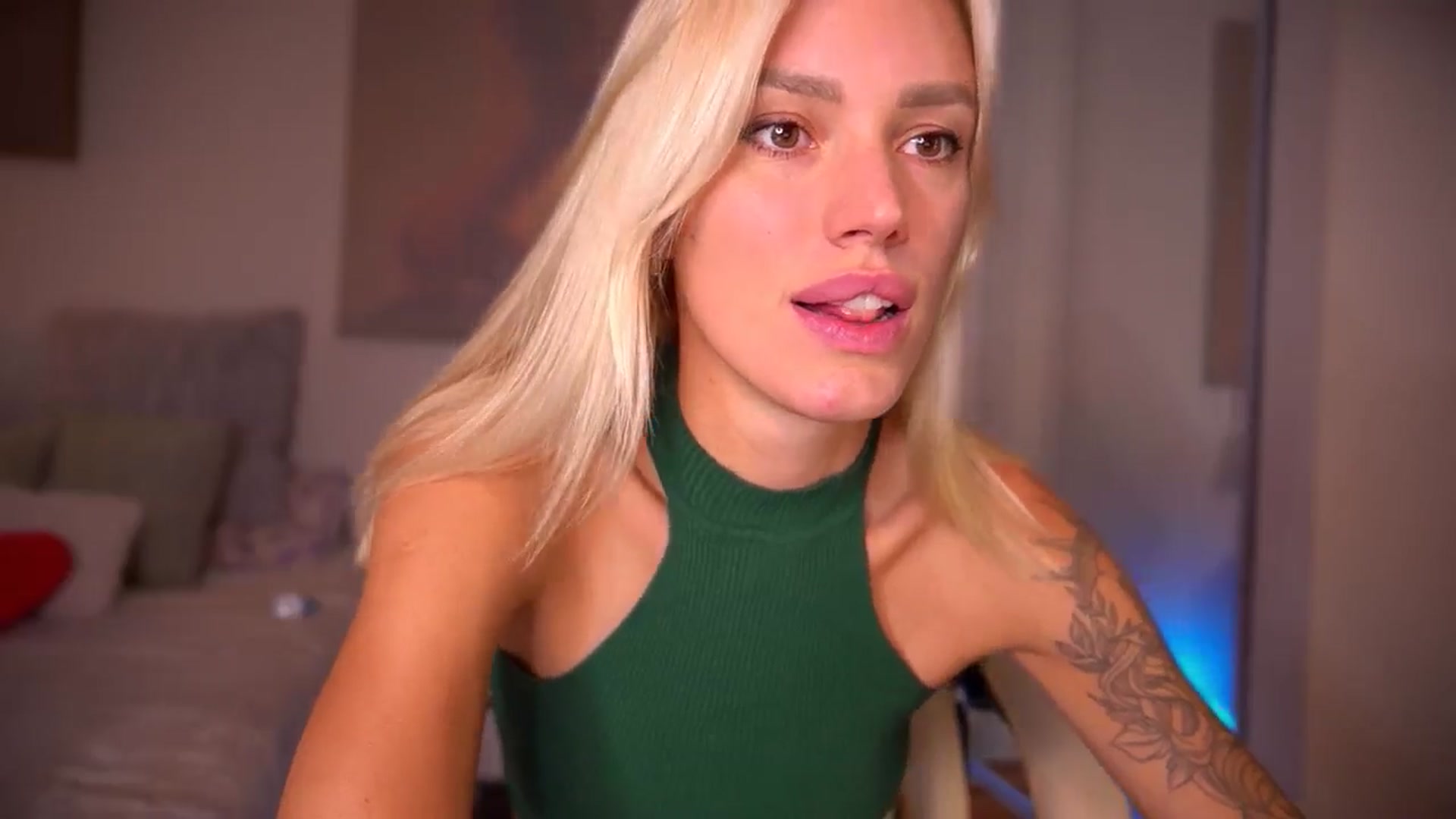 Gallery image thumbnail from Ohbabykelly's myfreecams stream on, 05/21/2024, 24:05 image 14 of 20