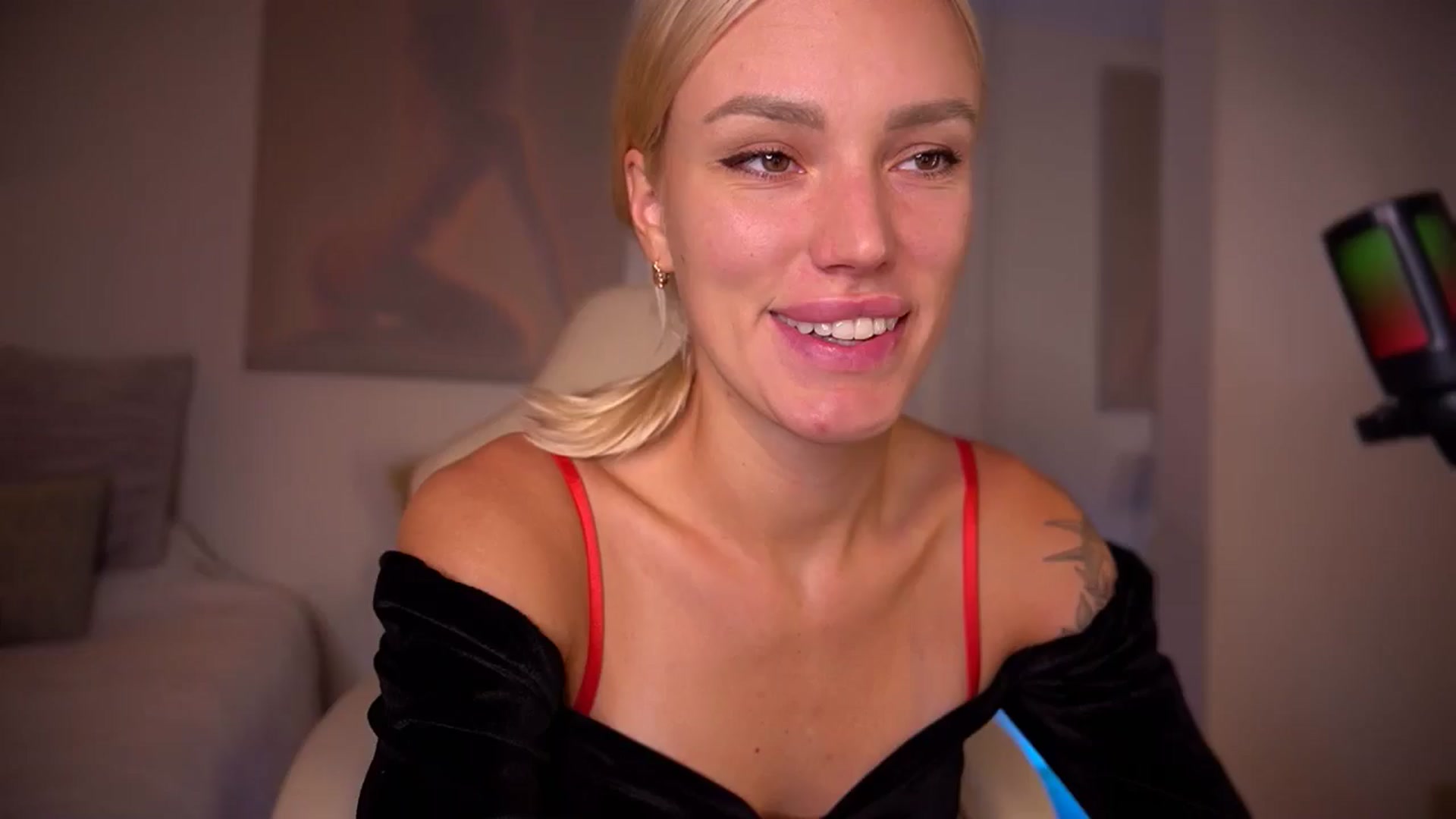 Gallery image thumbnail from Ohbabykelly's myfreecams stream on, 05/21/2024, 23:18 image 1 of 20