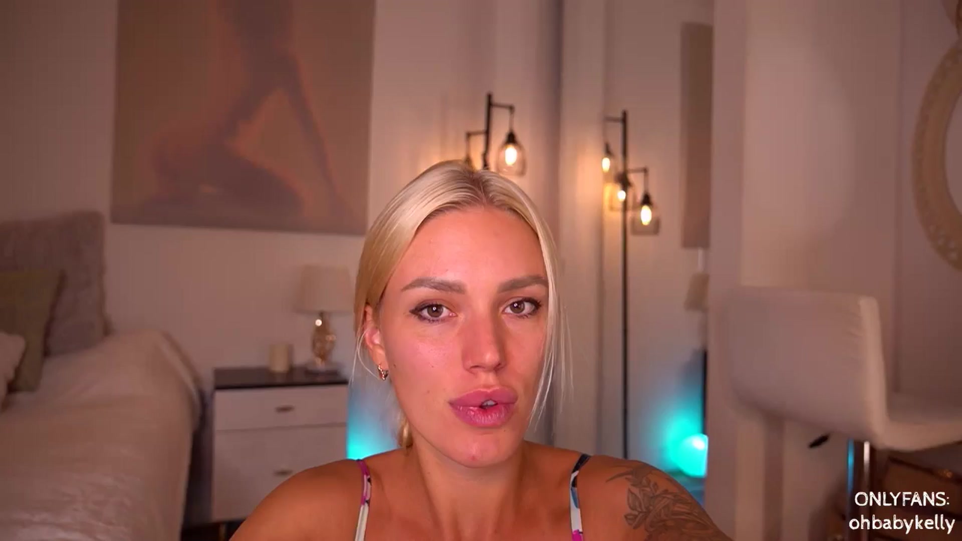 Gallery image thumbnail from Ohbabykelly's myfreecams stream on, 06/17/2024, 05:26 image 3 of 20