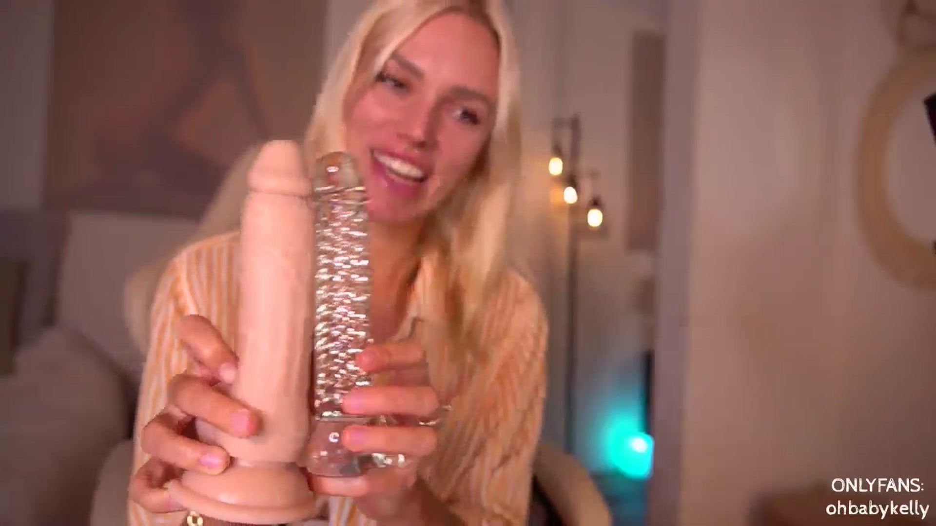 Gallery image thumbnail from Ohbabykelly's myfreecams stream on, 06/18/2024, 24:00 image 10 of 20