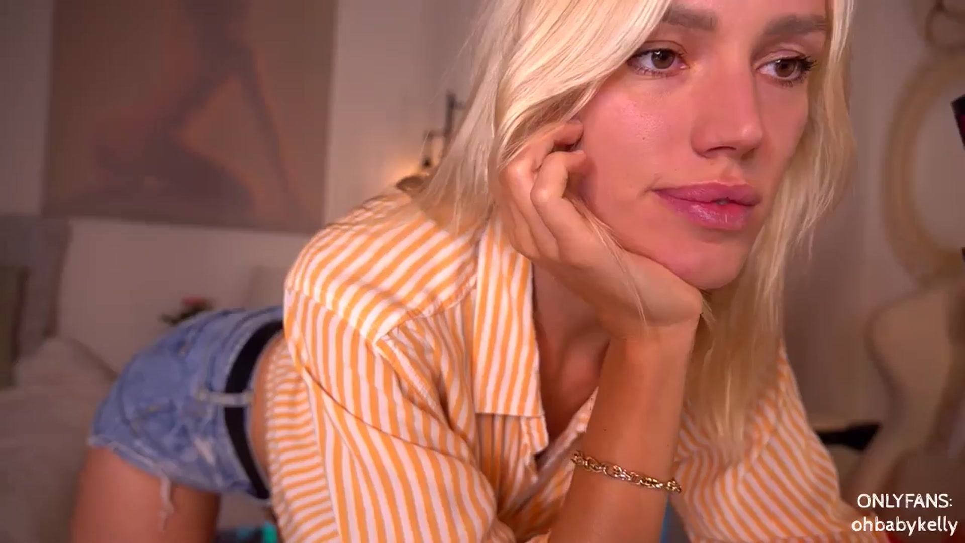 Gallery image thumbnail from Ohbabykelly's myfreecams stream on, 06/18/2024, 24:00 image 14 of 20