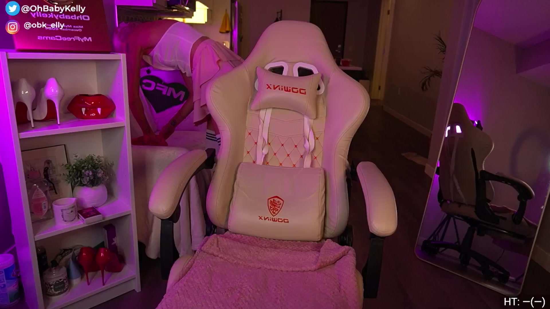 Gallery image thumbnail from Ohbabykelly's myfreecams stream on, 11/22/2025, 24:01 image 16 of 20