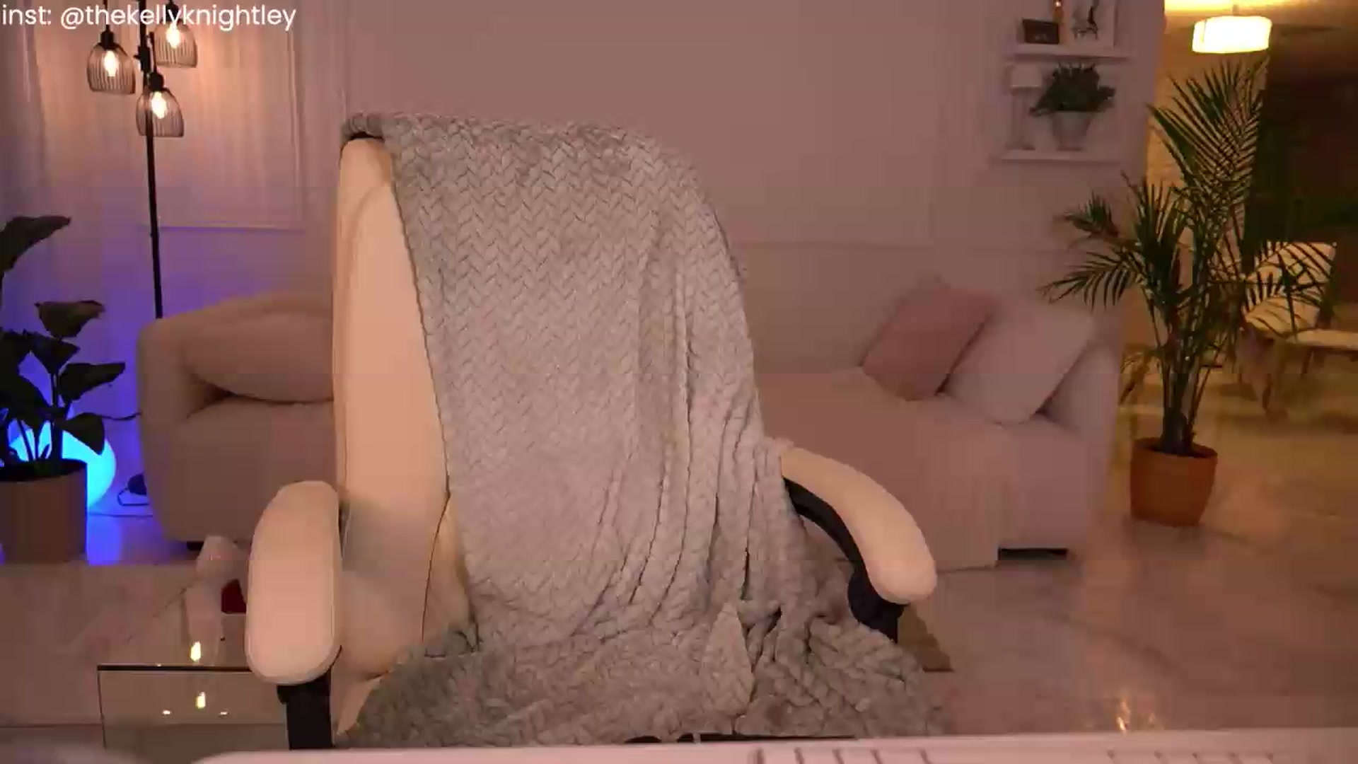 Gallery image thumbnail from Ohbabykelly's myfreecams stream on, 07/30/2026, 03:02 image 1 of 20