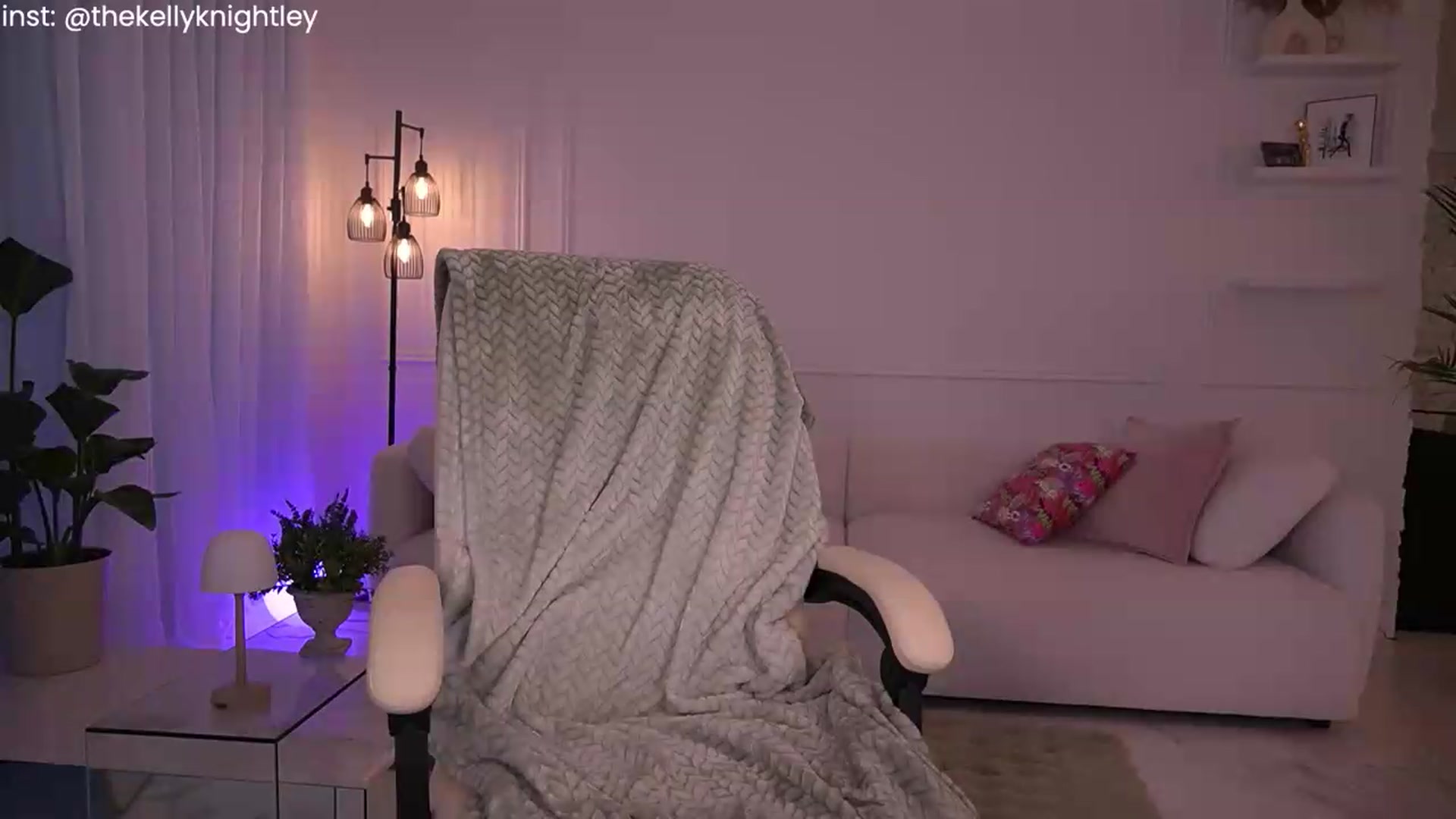 Gallery image thumbnail from Ohbabykelly's myfreecams stream on, 08/06/2026, 01:05 image 3 of 20