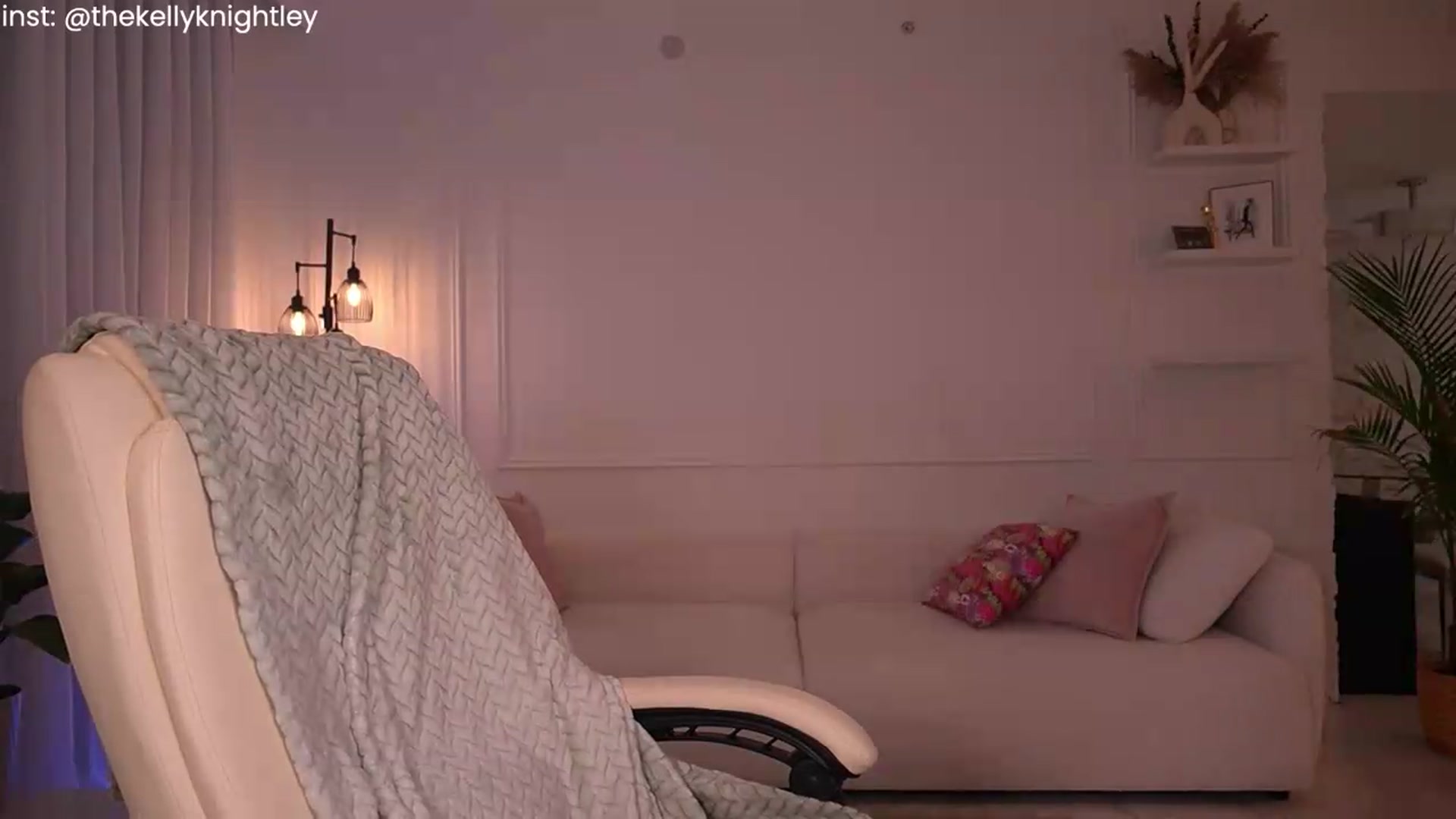 Gallery image thumbnail from Ohbabykelly's myfreecams stream on, 08/06/2026, 03:40 image 13 of 20