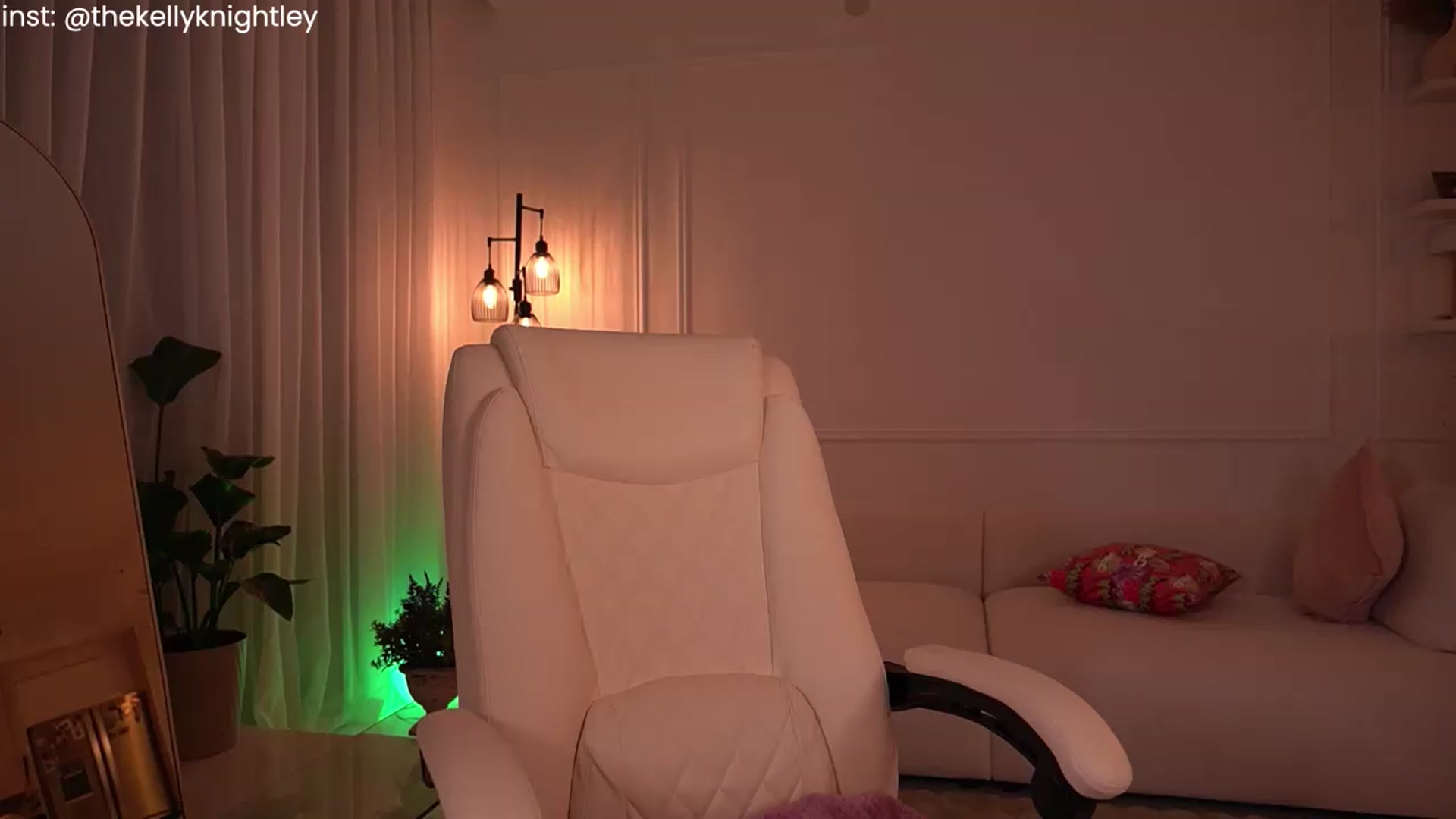 Gallery image thumbnail from Ohbabykelly's myfreecams stream on, 08/09/2026, 04:40 image 5 of 20