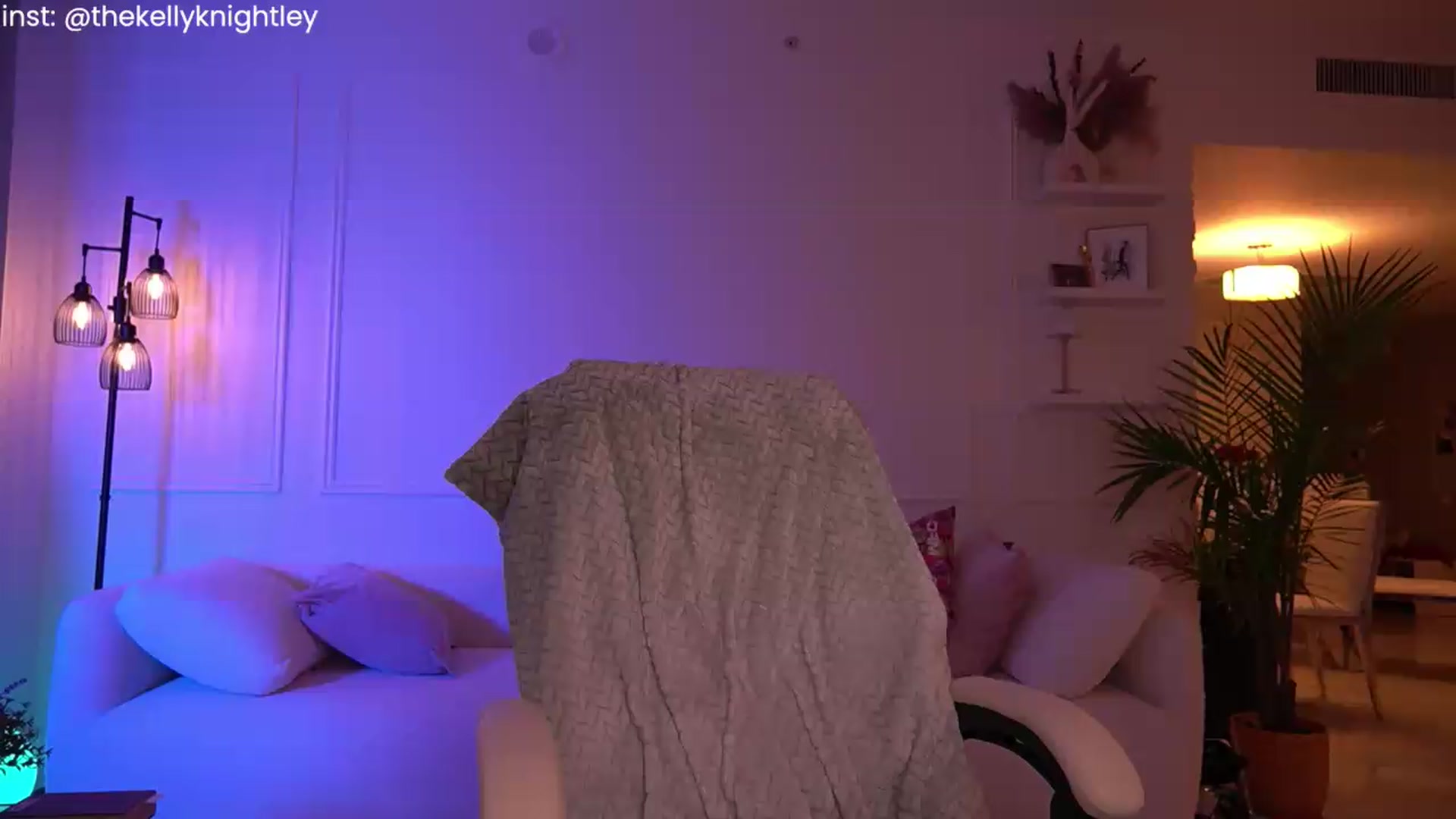 Gallery image thumbnail from Ohbabykelly's myfreecams stream on, 08/12/2026, 04:27 image 12 of 20