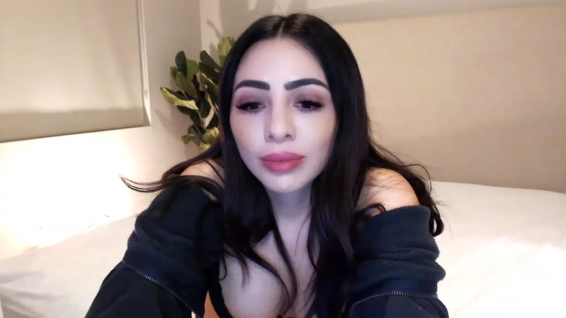 Gallery image thumbnail from Ohbnks's myfreecams stream on, 03/26/2023, 07:38 image 10 of 20