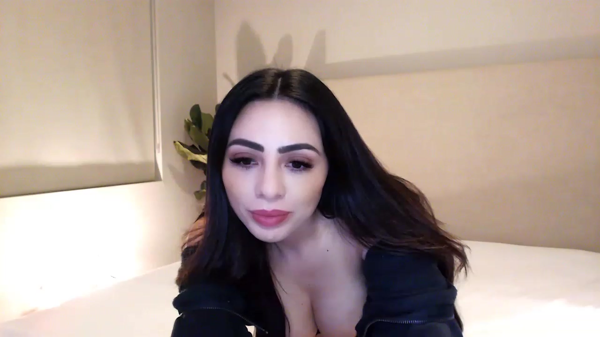 Gallery image thumbnail from Ohbnks's myfreecams stream on, 03/26/2023, 07:38 image 17 of 20