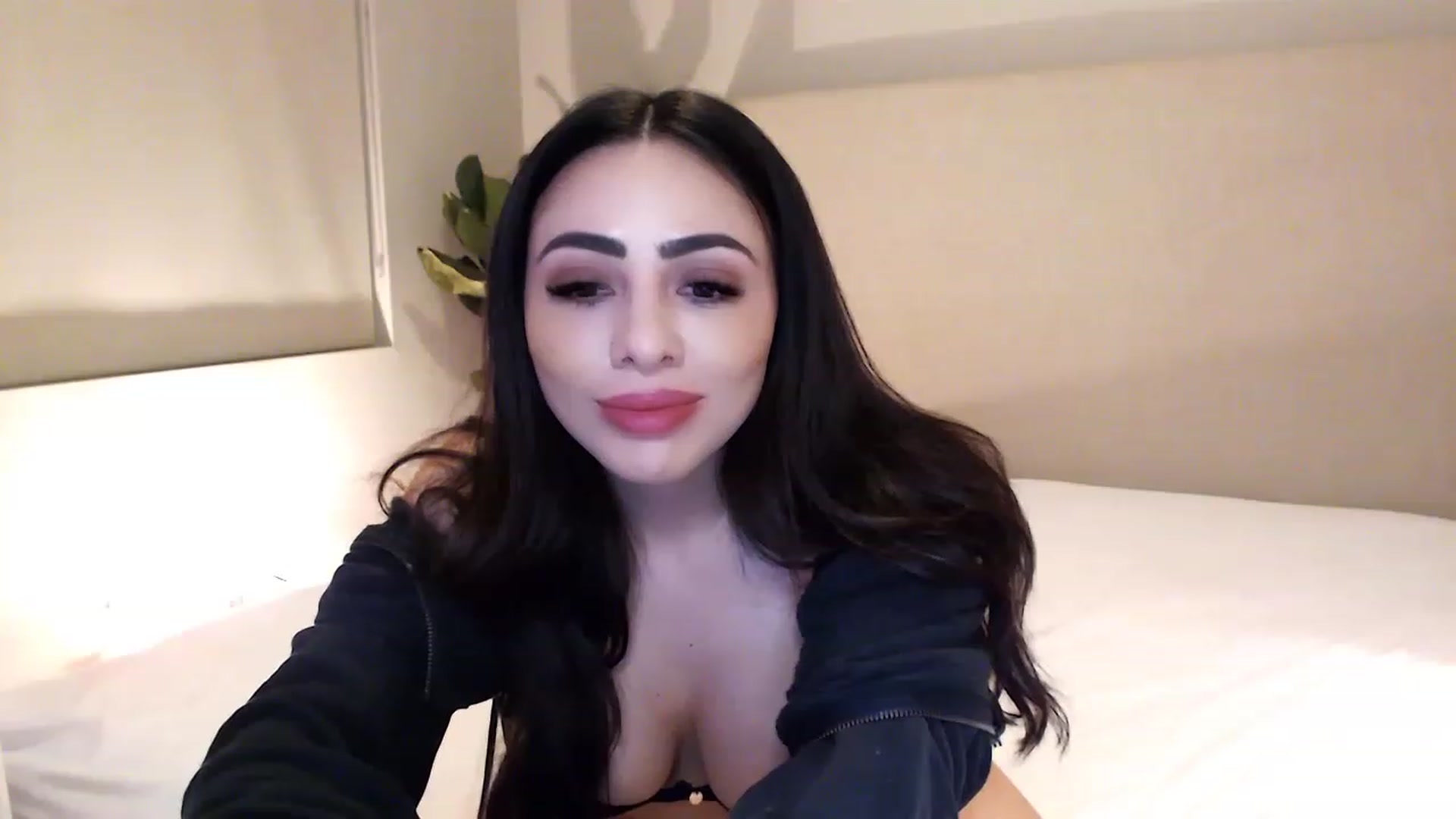 Gallery image thumbnail from Ohbnks's myfreecams stream on, 03/26/2023, 07:38 image 8 of 20