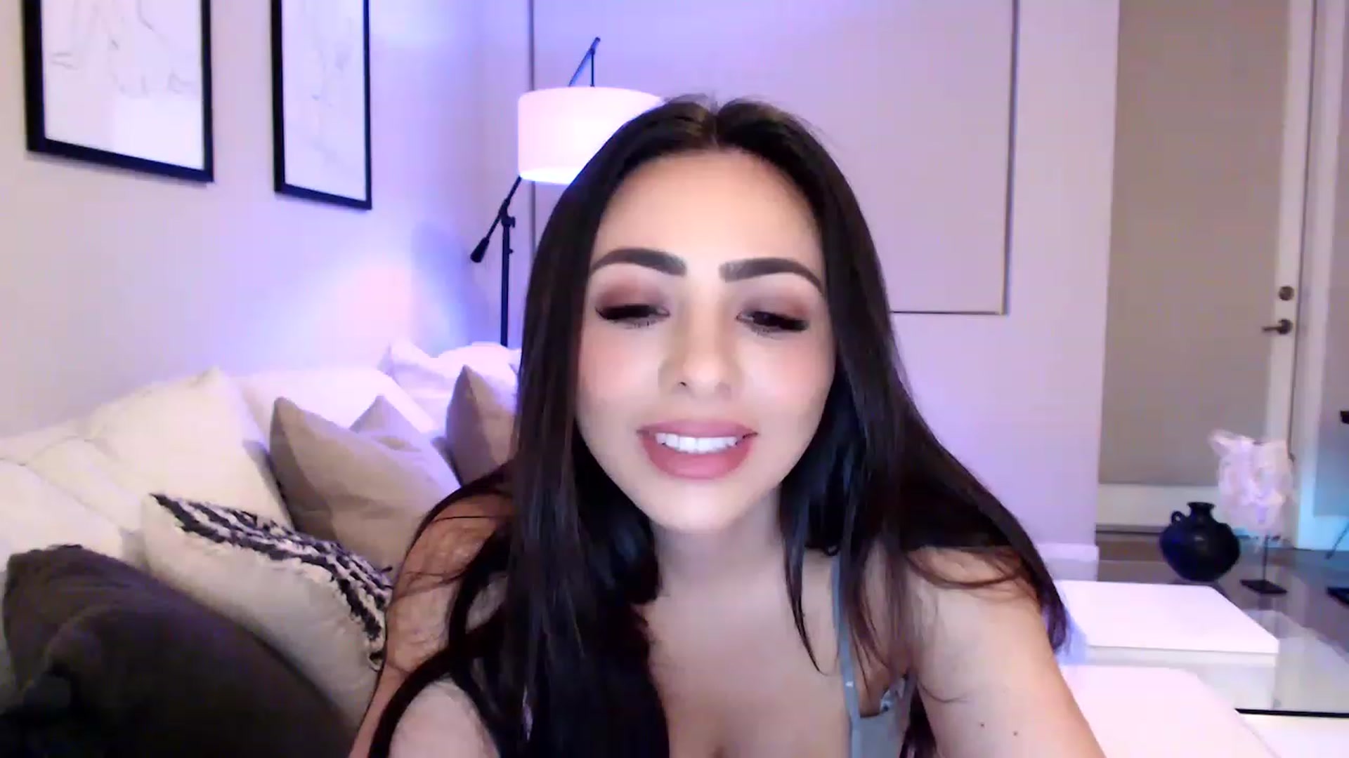 Gallery image thumbnail from Ohbnks's myfreecams stream on, 03/27/2023, 04:21 image 12 of 20
