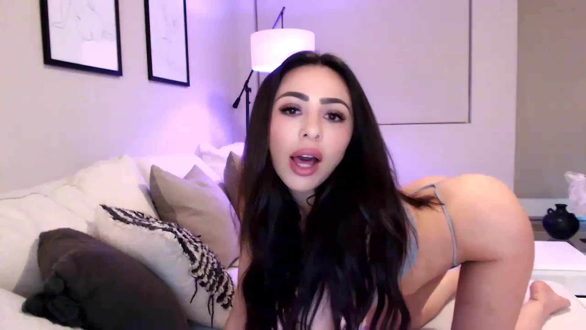Gallery image thumbnail from Ohbnks's myfreecams stream on, 03/27/2023, 04:21 image 10 of 20