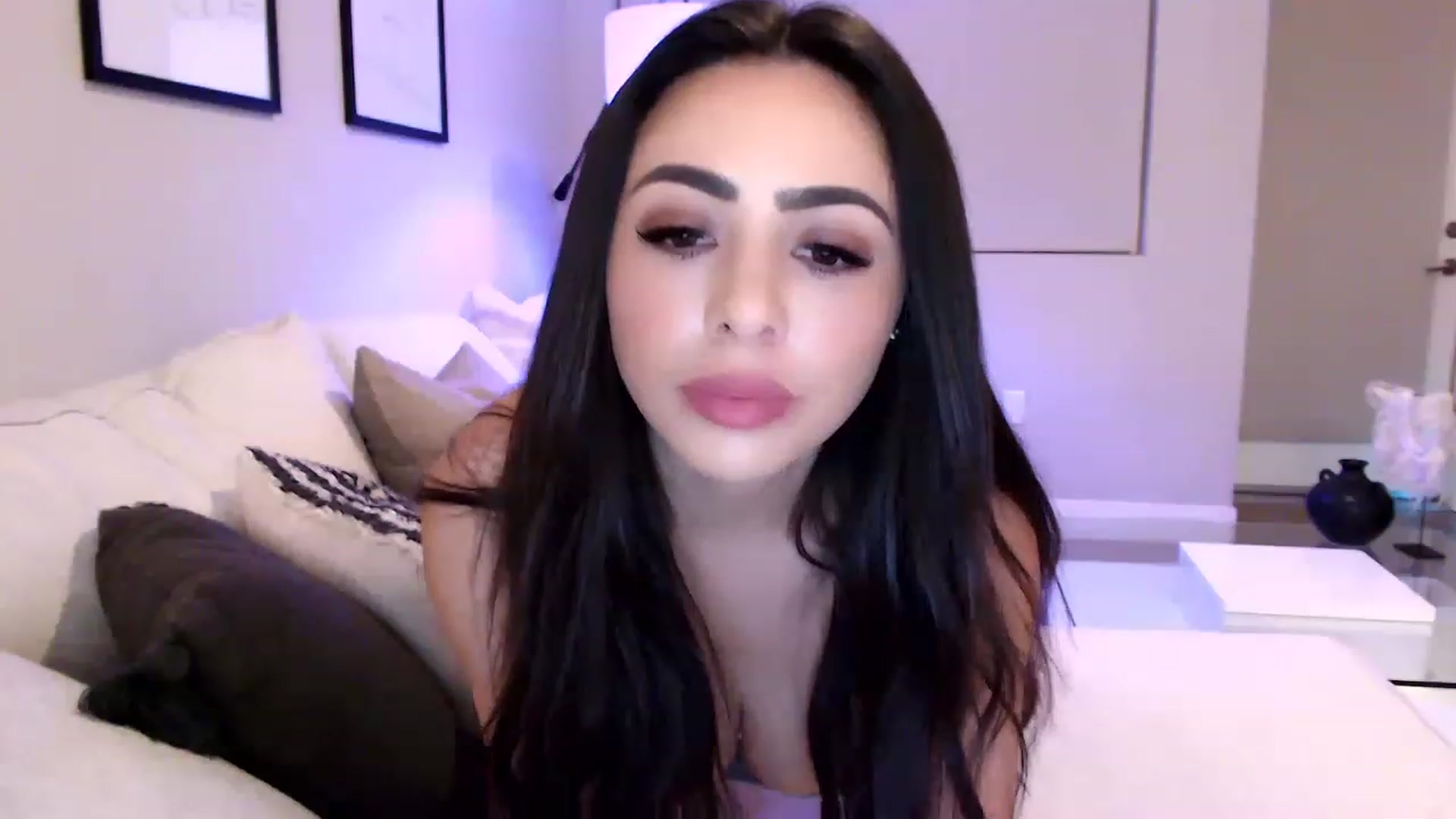 Gallery image thumbnail from Ohbnks's myfreecams stream on, 03/27/2023, 04:21 image 17 of 20