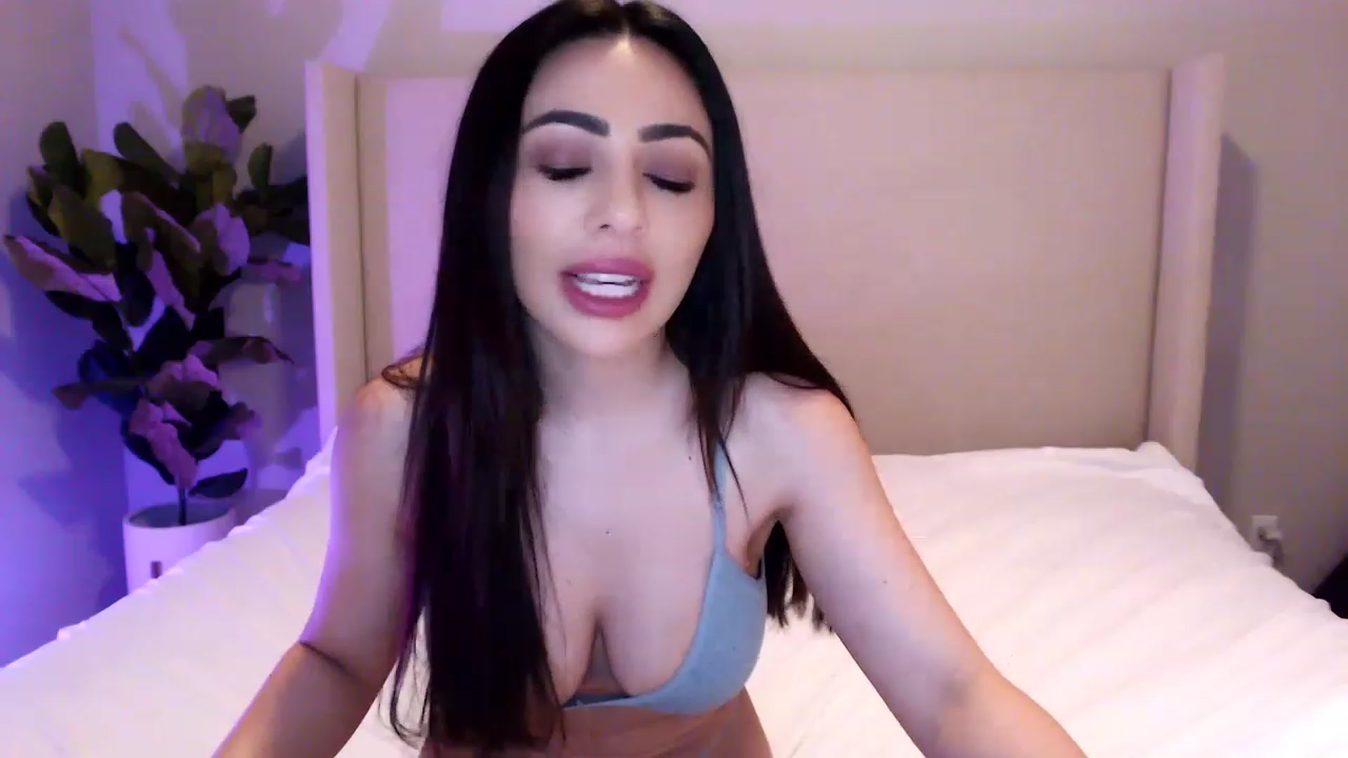 Gallery image thumbnail from Ohbnks's myfreecams stream on, 03/30/2023, 04:43 image 18 of 20