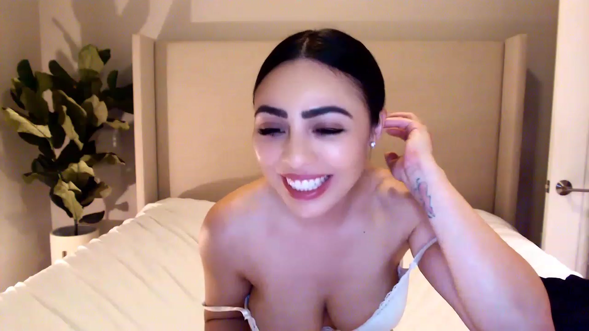 Gallery image thumbnail from Ohbnks's myfreecams stream on, 03/31/2023, 07:30 image 13 of 20