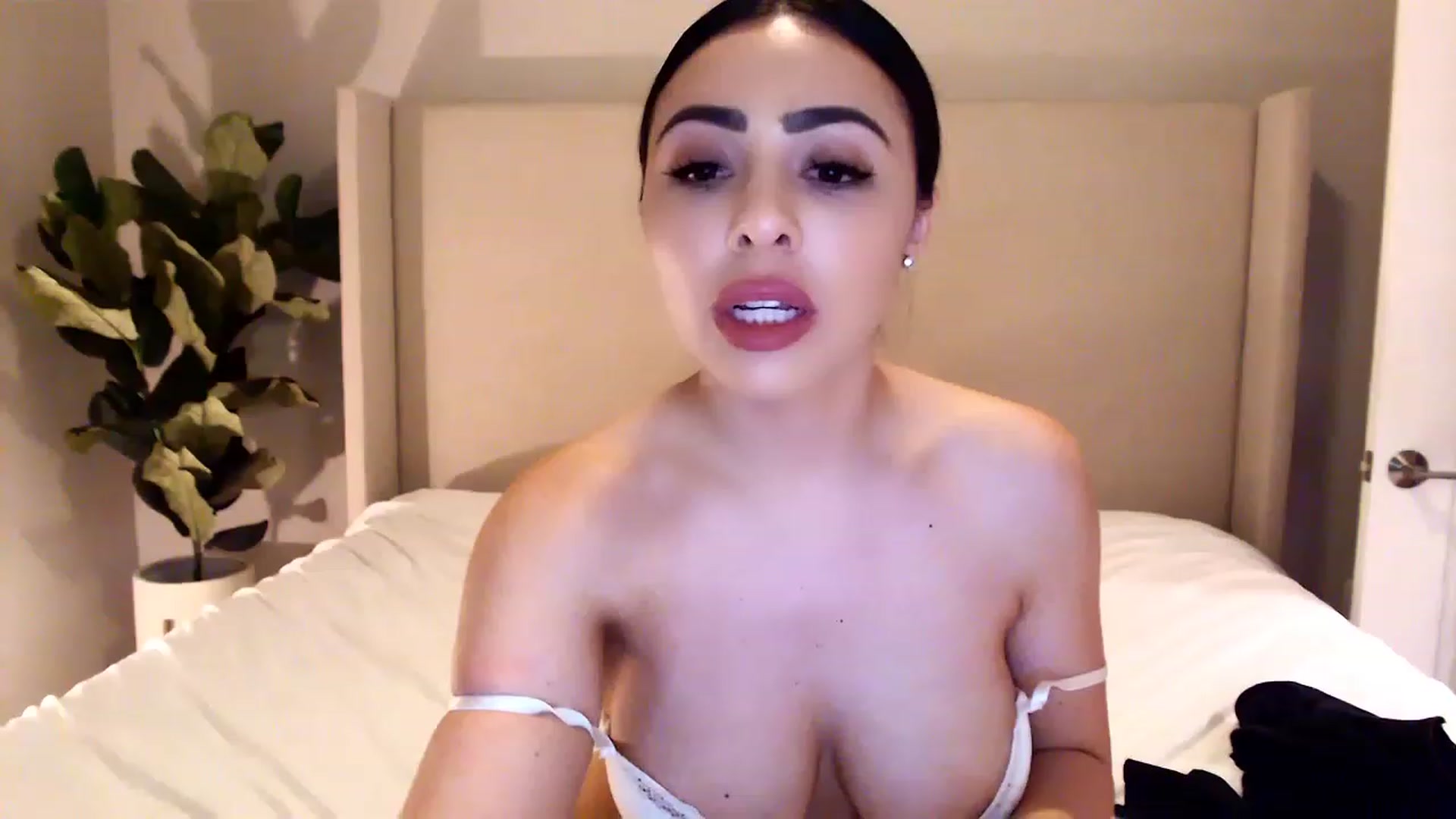 Gallery image thumbnail from Ohbnks's myfreecams stream on, 03/31/2023, 07:30 image 5 of 20