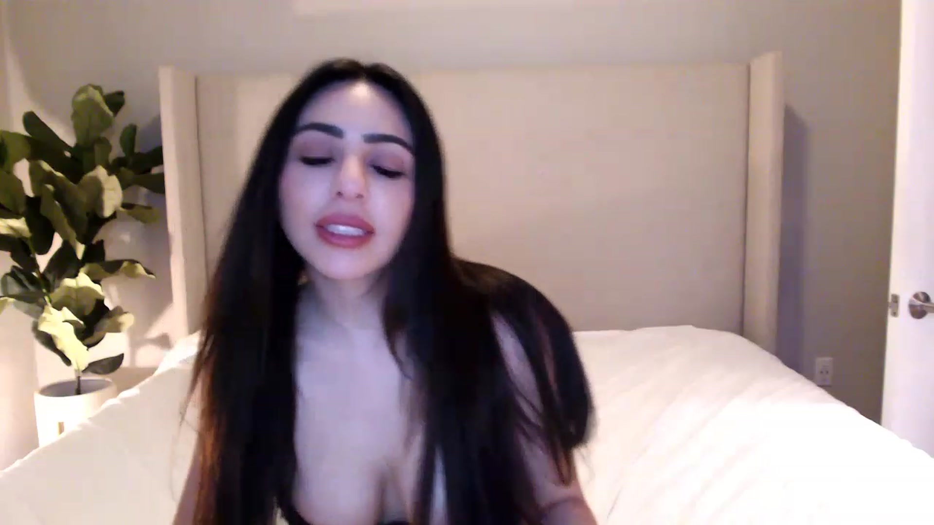 Gallery image thumbnail from Ohbnks's myfreecams stream on, 04/08/2023, 07:02 image 16 of 20